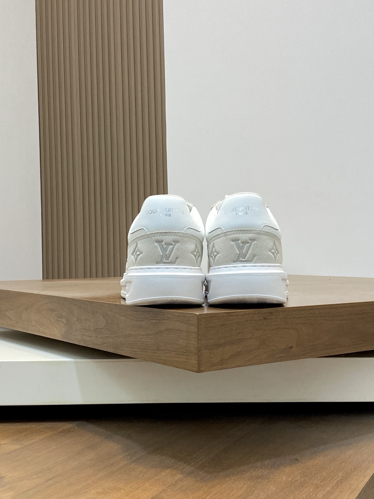 Men's Louis Vuitton Casual Sneakers in White Leather with Monogram Detail 9 i1742141947800 5257 0 7