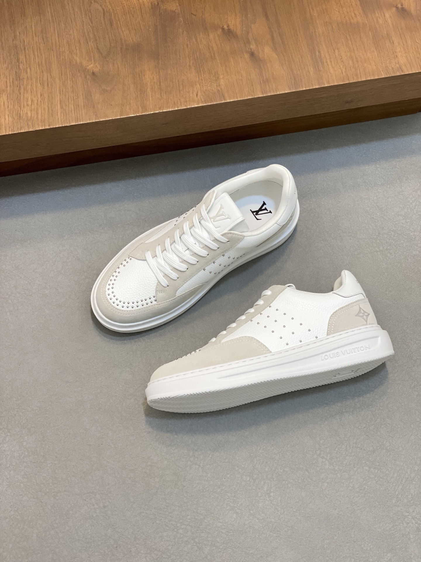 Men's Louis Vuitton Casual Sneakers in White Leather with Monogram Detail 6 i1742141947894 2913 0 4