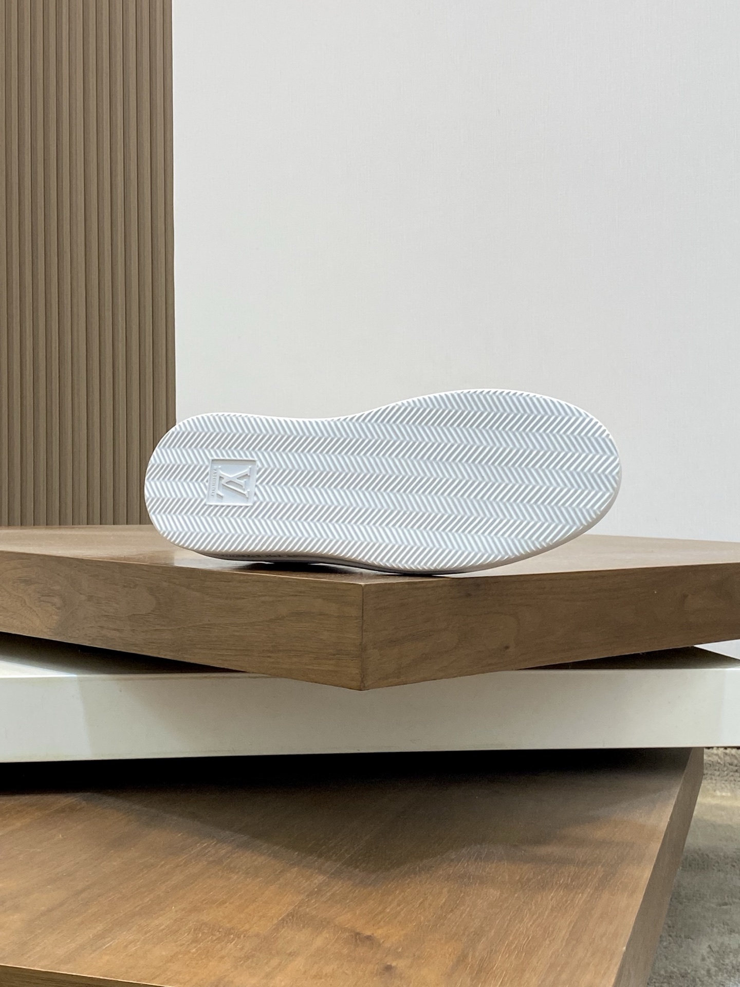 Men's Louis Vuitton Casual Sneakers in White Leather with Monogram Detail 10 i1742141954144 8813 0 8