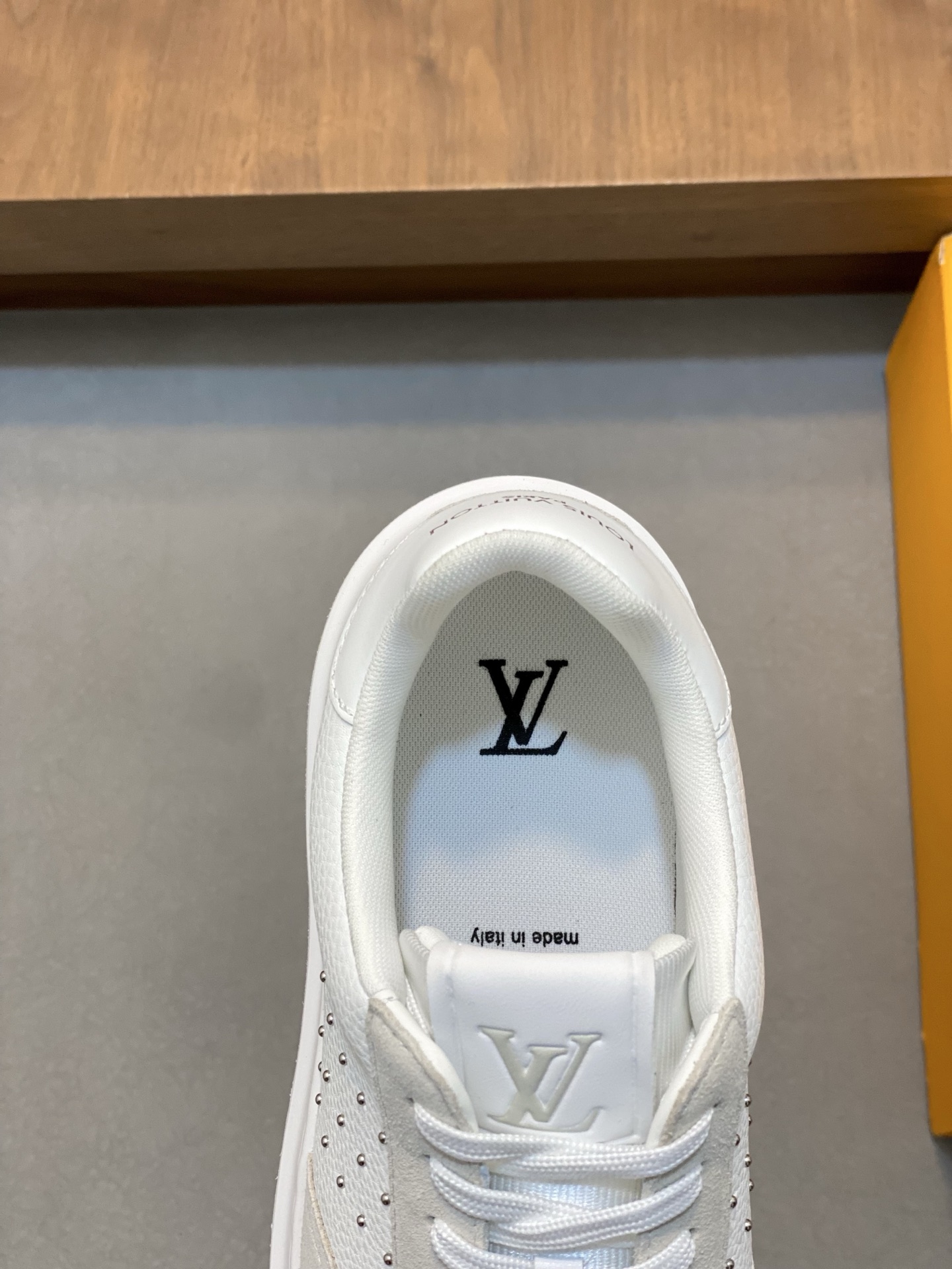 Men's Louis Vuitton Casual Sneakers in White Leather with Monogram Detail 8 i1742141954184 7199 0 6