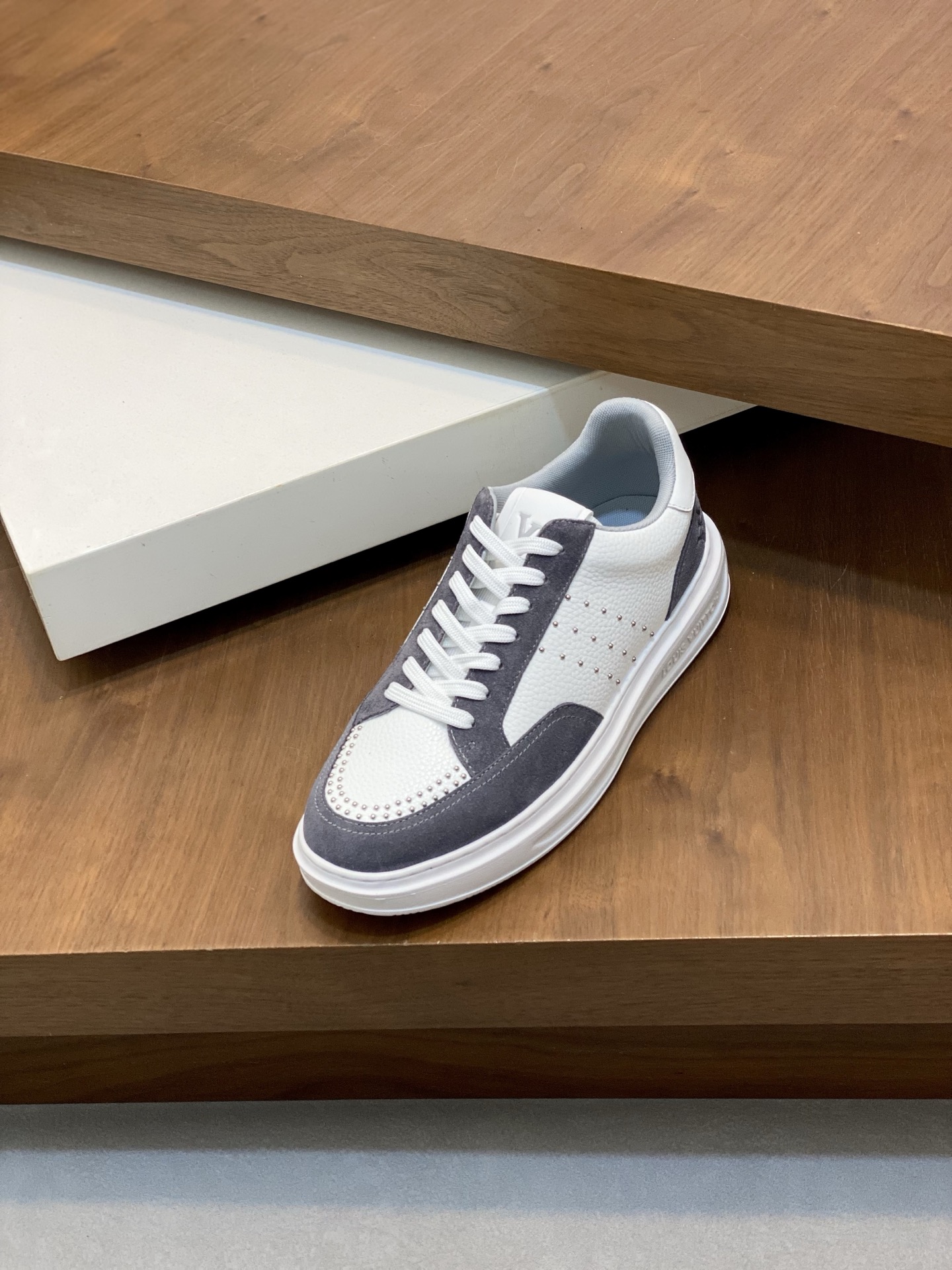 Louis Vuitton Men's White Leather Casual Sneakers with Monogram Detail 7 i1742142020990 5210 0 5