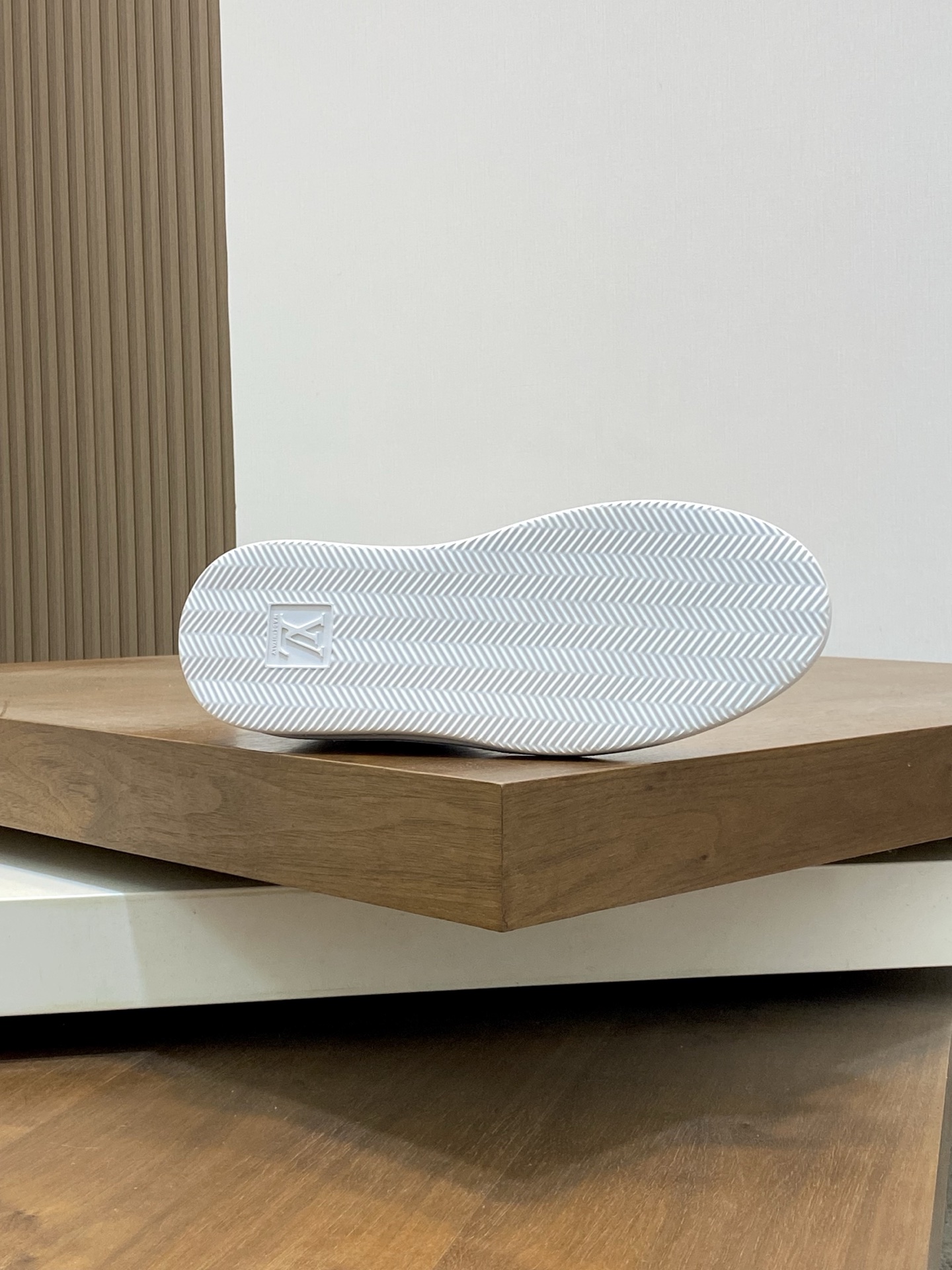 Louis Vuitton Men's White Leather Casual Sneakers with Monogram Detail 10 i1742142323314 2211 0 8