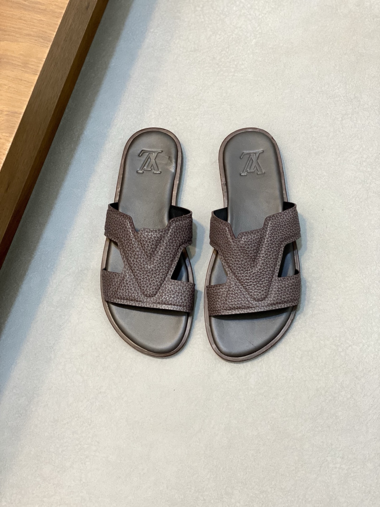 NO:221864,Brand LOUIS VUITTON original color matching code number 39-44 customized 3845 46.47 Price Material Louis Vuitton new model Men's slippers, 1:1 high-end quality, first-layer cowhide material, matched with classic presbyopia logo, splicing color craftsmanship Original (real leather outsole) casual, fashionable, comfortable, high-quality and boutique, must-have in summer!  ,LV-slippers-sandals,louis vuitton,louis vuitton,louis vuitton,sandals,slippers,cowhide,Leather soles19860909品牌LOUIS VUITTON 颜色原版配色 码数39-44定做3845 46.47 价格 材质路易威登新款 男士 拖鞋,1:1高端品质,头层牛皮材质 搭配经典老花logo,拼接色彩工艺 原版（真皮大底）休闲 时尚 舒适型,高品质精品,夏季必备哦！,LV-拖鞋-凉鞋,louis vuitton,louis vuitton,louis vuitton,sandals,slippers,cowhide,Leather soles,Men's shoes