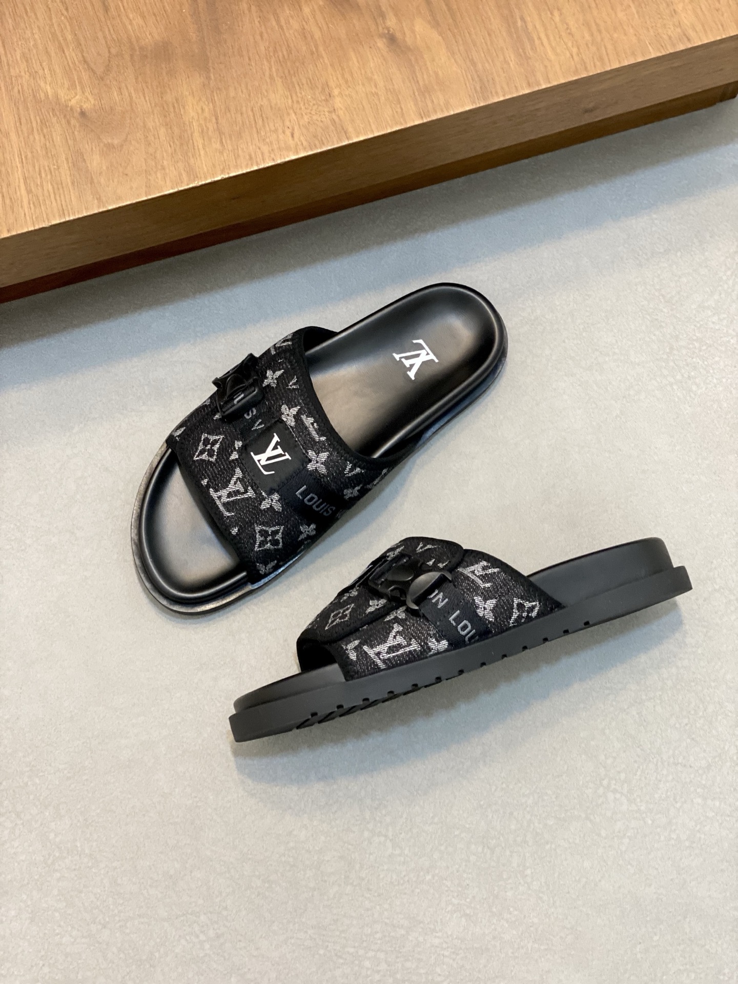 Louis Vuitton Monogram Embossed Rubber Slides Comfortable Sandals 7 i1742229291034 8494 0 5