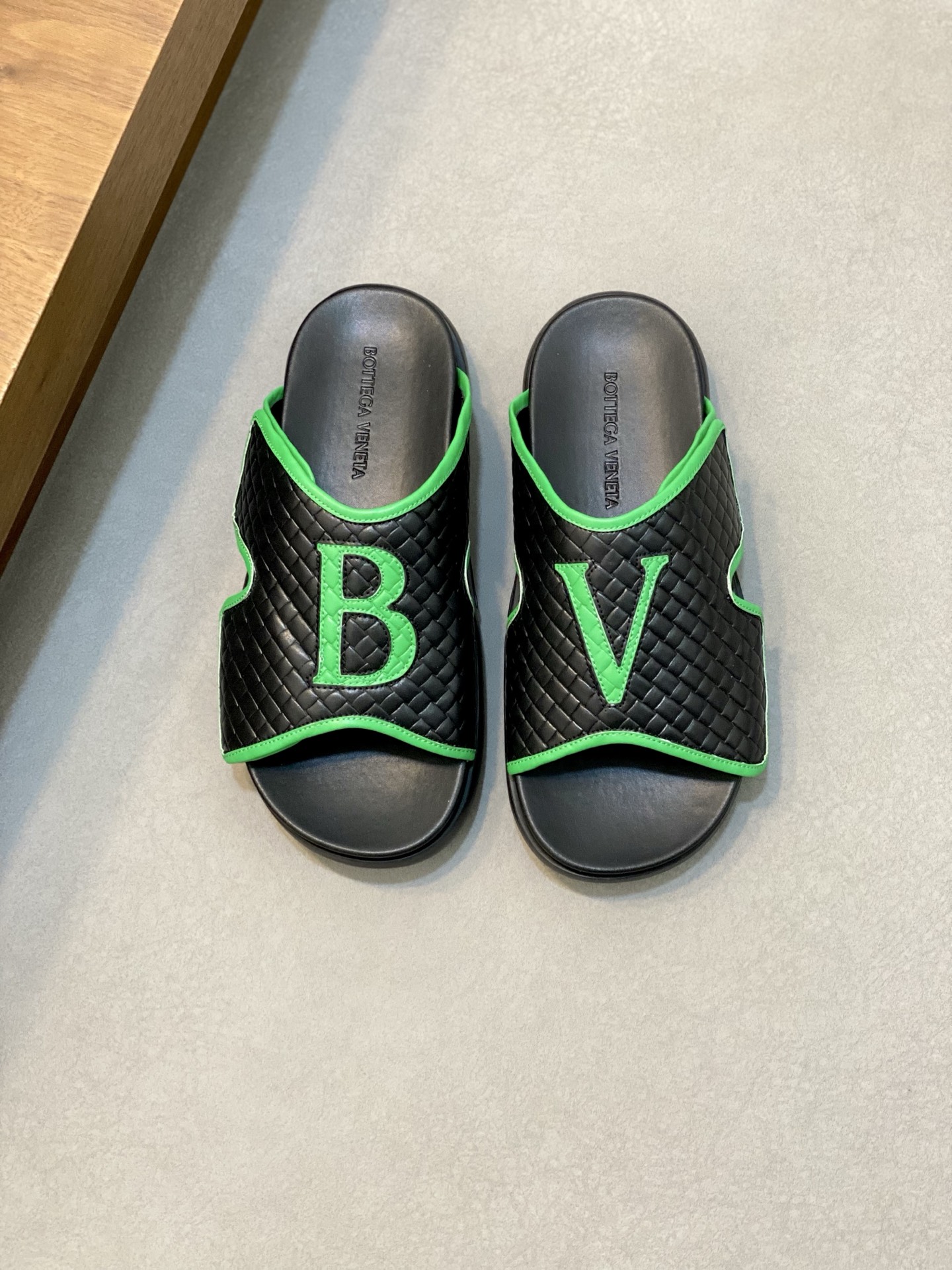 NO:221886,Top Purchase B V Street Fried Street Men's God Spring and Summer Slippers New Counter Synchronizes, Upper imported Italian cowhide fabric, high-quality splicing technology, original sole special supply original sole, exclusive movable molding sole is super comfortable, original order goods, high quality, can enter and exit the counter at will, welcome to compare, size 39-44 (order 38 45 46), BV-slippers-sandals, bottega veneta, sandals, slippers, cowhide19860909顶级代购 B V 炸街男神春夏拖鞋新品专柜同步,鞋面意大利进口牛皮面料,高品质拼接工艺,鞋底原厂特供原版底,独家活动成型底超级舒适,原厂跟单货,高品质,可随意进出专柜,欢迎对比,码数 39-44（ 订38 45 46）,BV-拖鞋-凉鞋,bottega veneta,sandals,slippers,cowhide,Men's shoes