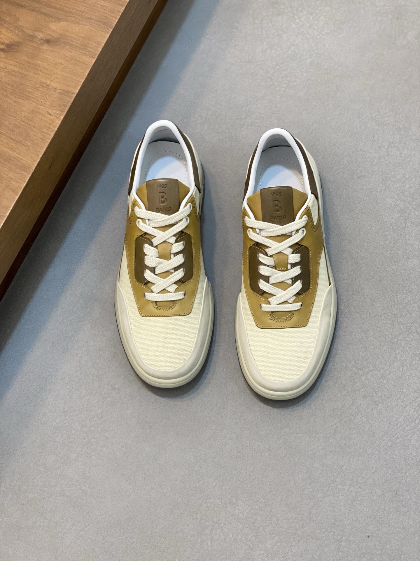 NO:222146,Brand Berluti color original color matching 39-44 Customized 45.46 Price Material Berluti 2025 new model high-end Top · Original single Ber* Berluti French top men's shoes, Berluti brand's debut broke the convention and launched a new Edge last. This bold improvement of the iconic last is of great significance to its unique shape and width of the side. On Alessandro shoes, this angular outline is more perspective-like by Kris' bold and professional new Cloudy dyeing. It is both business and casual. Classic and fashionable!  The handwritten patterns on the shoe body add a lot of color, Berluti, christian louboutin, Dolce & Gabbana19860909品牌Berluti 颜色原版配色 码数39-44定做45.46 价格 材质伯尔鲁帝2025新款 高端 顶级·原单Ber*布鲁提法国顶级男鞋,Berluti品牌的首秀中打破常规,推出全新的Edge鞋楦.标志性鞋楦的这种大胆改良,对于其独特形状和边宽创意工作意义重大、在Alessandro鞋履上,这种棱角分明的轮廓经Kris大胆专业的全新Cloudy 染色显得更有透视感.既商务又休闲.经典时尚！鞋身的手写纹更为其增色不少,Berluti 布鲁提,christian louboutin,Dolce&Gabbana,Men's shoes