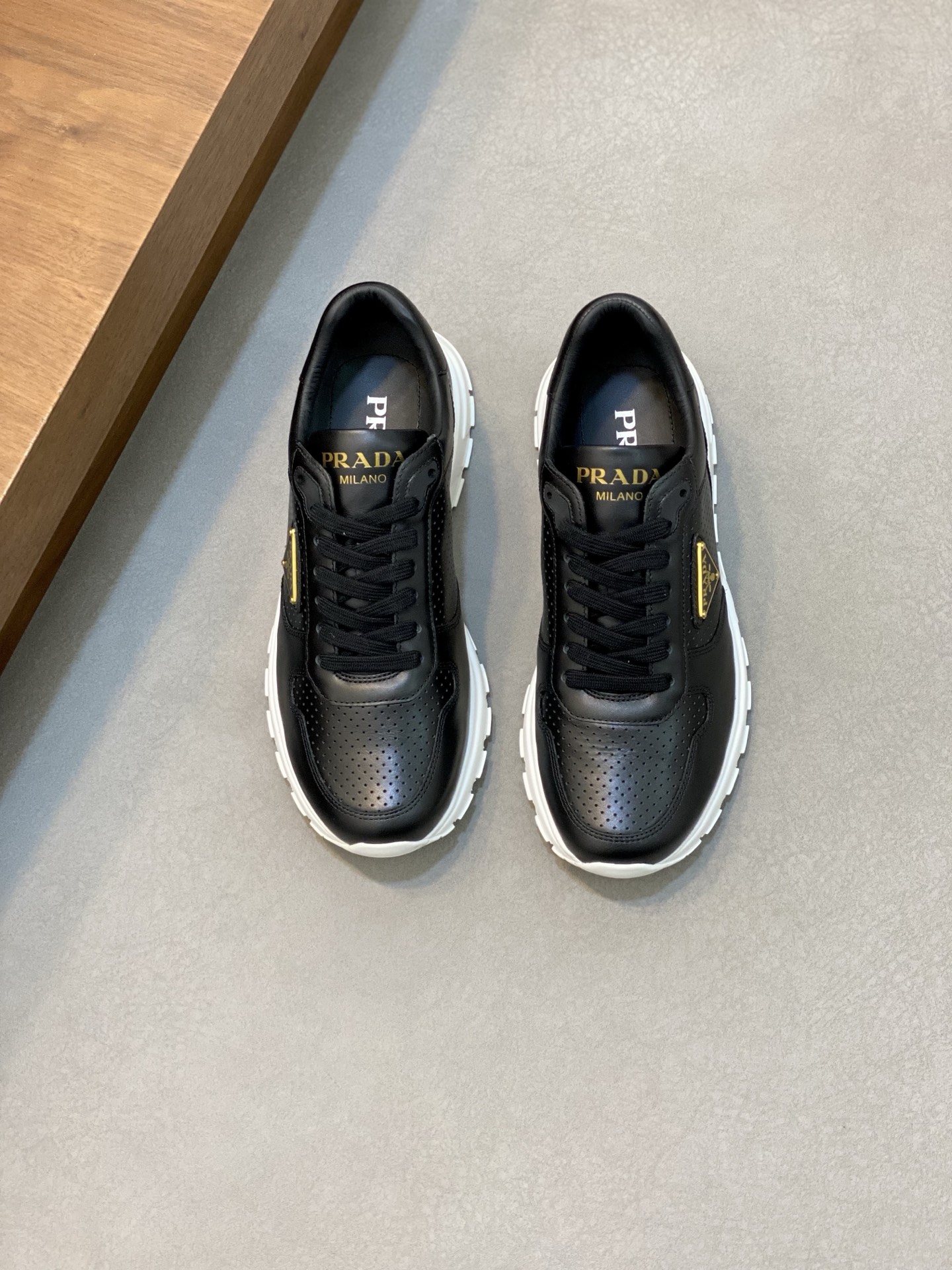 NO:222121,Brand P R A D A Color Original Color Pair Number 39-44 Customized 45 Price Material Prada New Product Original Single-Place Low-top Casual Sports Shoes!  The upper is made of original soft cowhide with Prada logo cowhide inner lining. The original molded outsole of cowhide is made of high quality, worth owning. Prada, prada, sneakers, cowhide19860909品牌P R A D A 颜色原版配色 码数39-44定做45 价格 材质普拉达新品原单货低帮休闲运动鞋！鞋面采用原版柔软牛皮搭配普拉达标识牛皮内里 牛皮垫脚原版开模大底、高品质值得拥有,普拉达,prada,sneakers,cowhide,Men's shoes