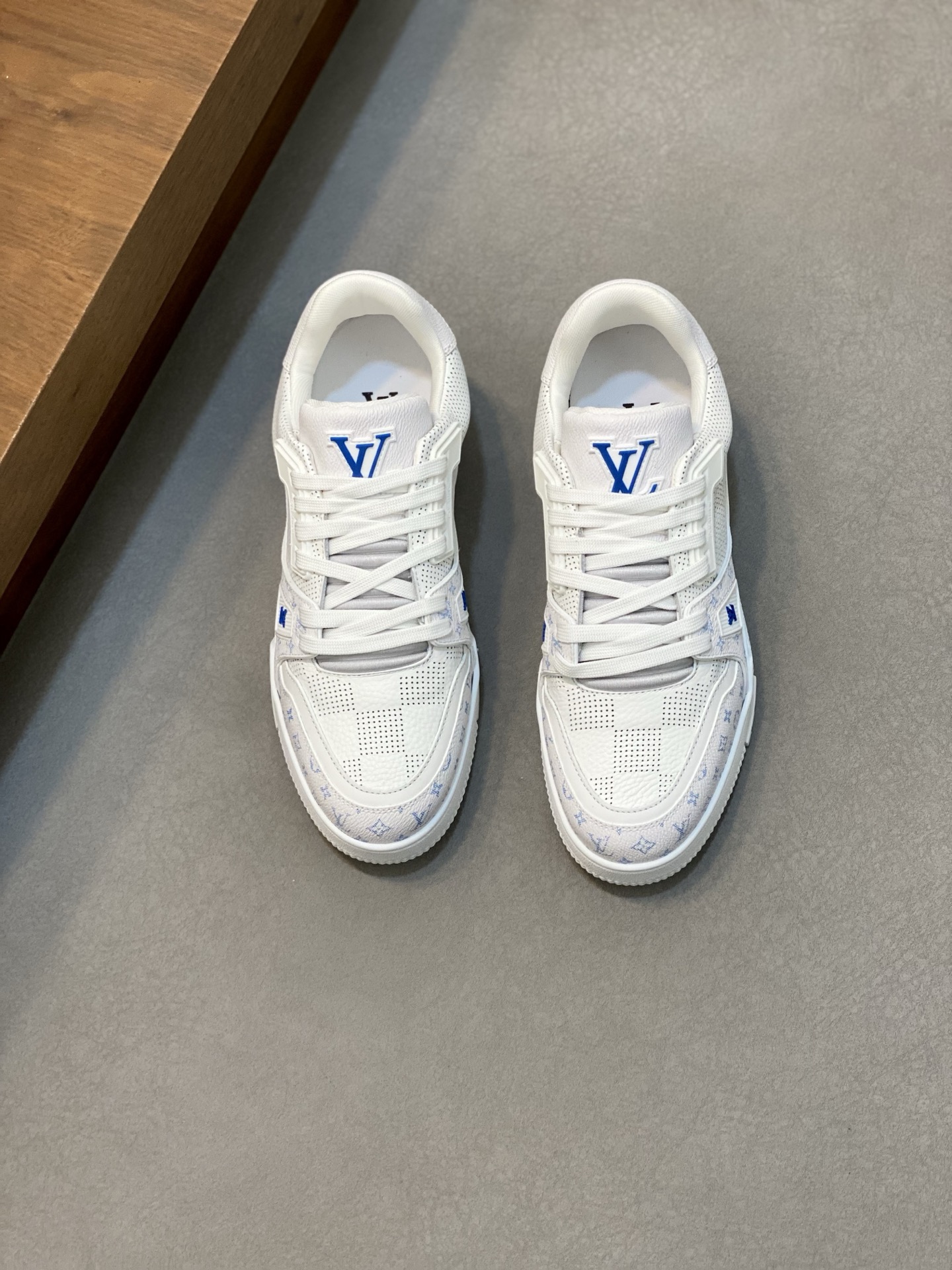 NO:274577,Donkey New Color Men's Trainer Sneaker, This LV Trainer Sneaker is made of soft grain calfskin, presenting a pure tone. The #54 logo on the back traced back to the brand was born in 1854. The designer handwritten brand logo embellished one side, designed by virgil abloh himself, a very commemorative sneaker, a new lv Louis Vuitton louis vuitton trainer sneaker low casual sports culture versatile basketball shoes Size39-44 (custom made in 38, 45, 46),,louis vuitton,louis vuitton,louis vuitton,louis vuitton,louis vuitton,louis vuitton,louis vuitton,louis vuitton,sneakers,cowhide19860909驴家 新配色 男士♂trainer运动鞋,本款 LV Trainer 运动鞋取材柔软粒面小牛皮,呈现纯净色调,后部#54标识追溯品牌诞生于1854年,设计师手写体品牌标识点缀一侧,virgil abloh亲自操刀设计,非常具有纪念价值的一款运动鞋,全新lv路易威登louis vuitton trainer sneaker low休闲运动文化百搭篮球板鞋 Size39-44（38、45、46订做）,,louis vuitton,louis vuitton,louis vuitton,louis vuitton,louis vuitton,sneakers,cowhide,Men's shoes