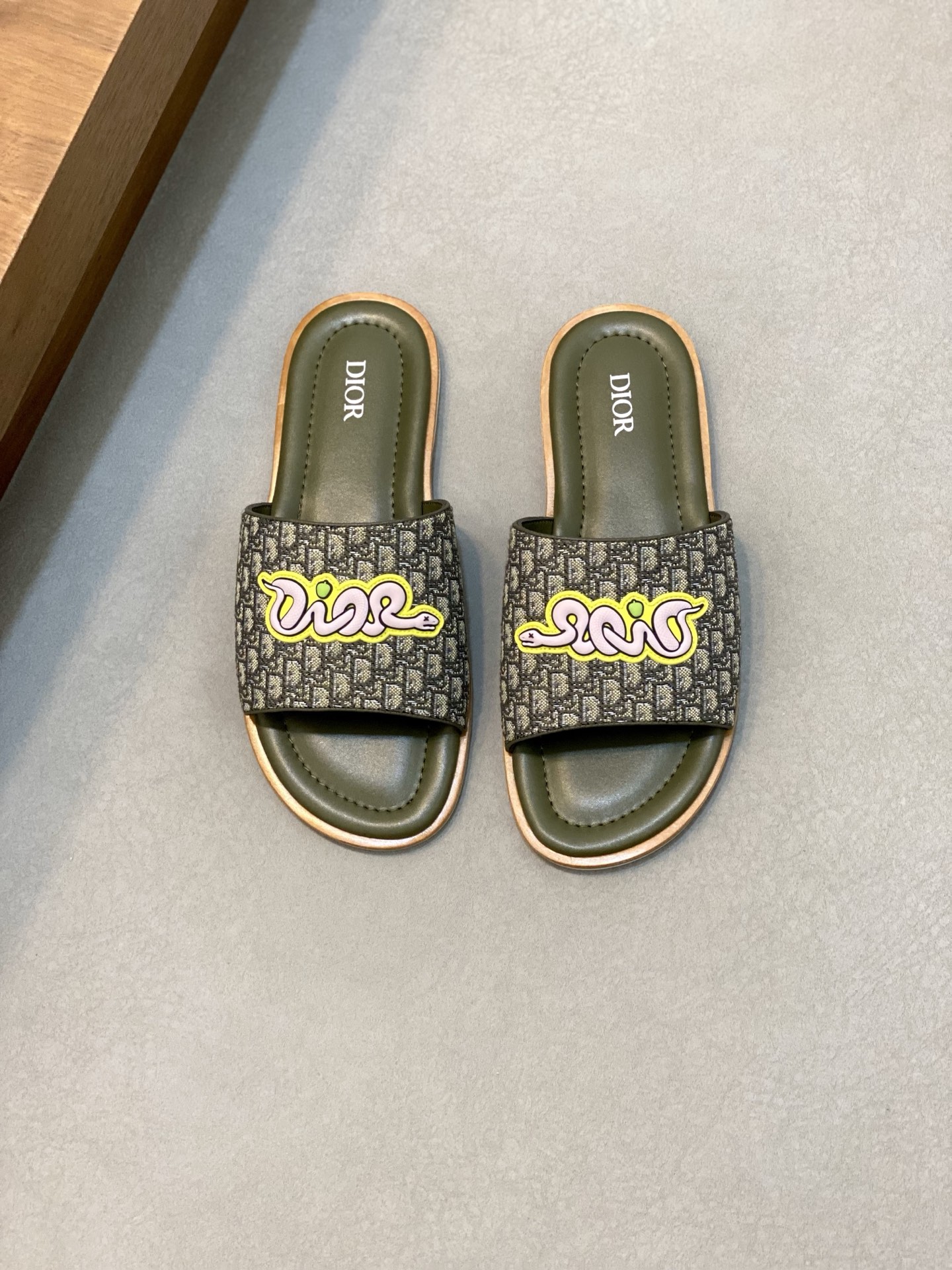 NO:222220,Dio*~ High-end men's summer slippers, upper material top layer original lougou printed cloth with year's mascot, original outsole, perfect details, showing the style of a big brand, casual, loose and comfortable, high-quality and boutique, must-go in summer!  Size39-44 (38.45.46 custom made), Dior-slippers-sandals, dior, dior, sandals, slippers19860909Dio*～ 高端男士夏季拖鞋,鞋面材质头层原版lougou印花布配年吉祥物,原版大底,细节完美,尽显大牌风范,休闲宽松舒适型,高品质精品,夏季必入哦！ Size39-44（38.45.46定做）,迪奥-拖鞋-凉鞋,dior,dior,sandals,slippers,Men's shoes