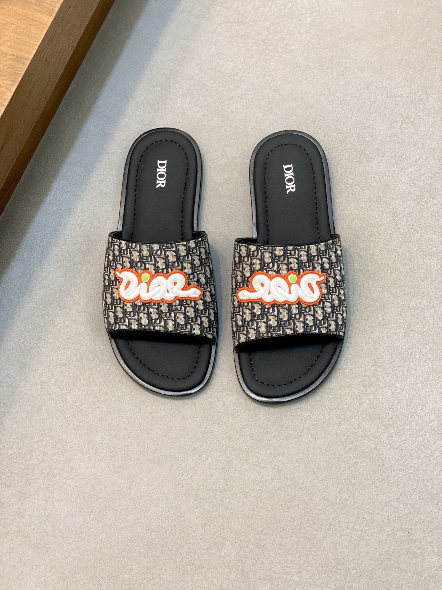 NO:274654,Dio*~ High-end men's summer slippers, upper material top layer original lougou printed cloth with year's mascot, original outsole, perfect details, showing the style of a big brand, casual, loose and comfortable, high-quality and boutique, must-go in summer!  Size39-44 (38.45.46 customized), dior, slippers19860909Dio*～ 高端男士夏季拖鞋,鞋面材质头层原版lougou印花布配年吉祥物,原版大底,细节完美,尽显大牌风范,休闲宽松舒适型,高品质精品,夏季必入哦！ Size39-44（38.45.46定做）,,dior,slippers,Men's shoes