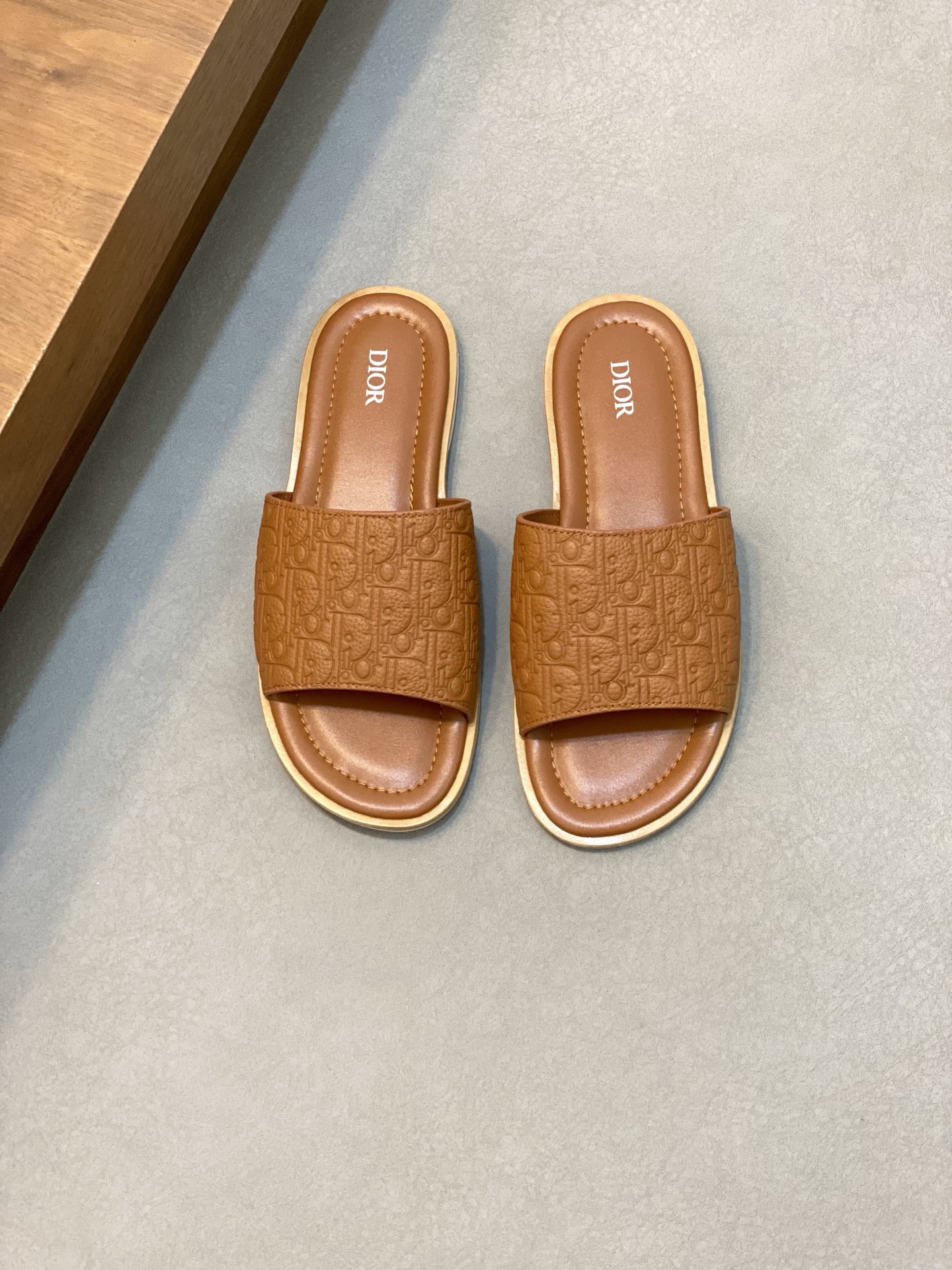 NO:222225,Dio*~ High-end men's summer slippers, upper material top layer cowhide air compressed lougou, original outsole, perfect details, showing the style of a big brand, casual, loose and comfortable, high-quality and boutique, must-go in summer!  Size39-44 (38.45.46 custom made), Dior-slippers-sandals, dior, dior, sandals, slippers, cowhide19860909Dio*～ 高端男士夏季拖鞋,鞋面材质头层牛皮空压lougou,原版大底,细节完美,尽显大牌风范,休闲宽松舒适型,高品质精品,夏季必入哦！ Size39-44（38.45.46定做）,迪奥-拖鞋-凉鞋,dior,dior,sandals,slippers,cowhide,Men's shoes