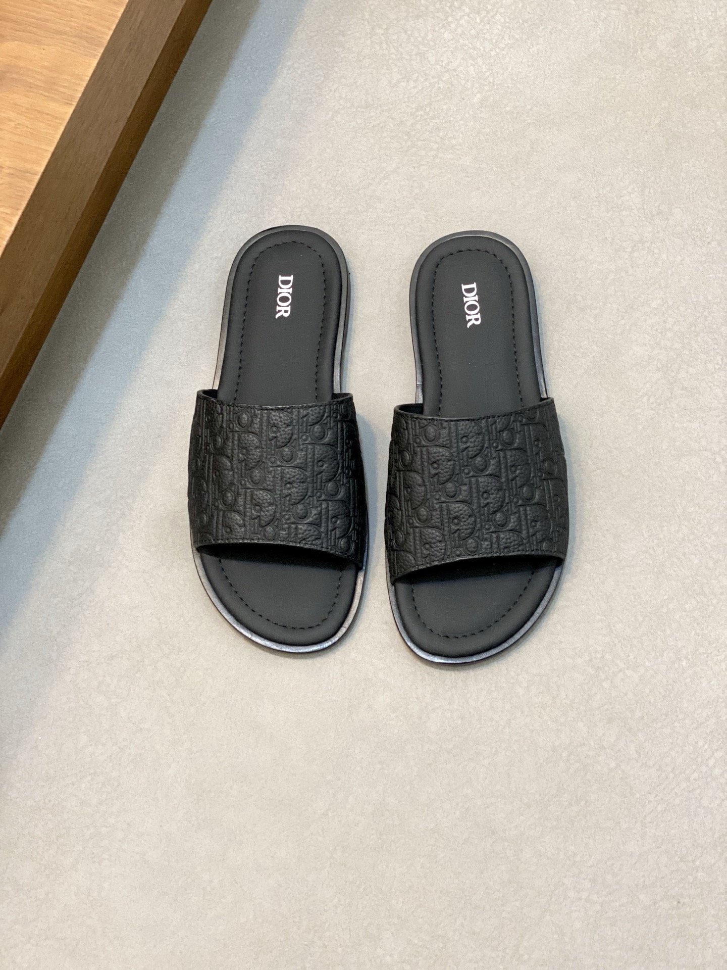NO:274656,Dio*~ High-end men's summer slippers, upper material top layer cowhide air compressed lougou, original outsole, perfect details, showing the style of a big brand, casual, loose and comfortable, high-quality and boutique, must-go in summer!  Size39-44 (38.45.46 customized), dior, slippers, cowhide19860909Dio*～ 高端男士夏季拖鞋,鞋面材质头层牛皮空压lougou,原版大底,细节完美,尽显大牌风范,休闲宽松舒适型,高品质精品,夏季必入哦！ Size39-44（38.45.46定做）,,dior,slippers,cowhide,Men's shoes