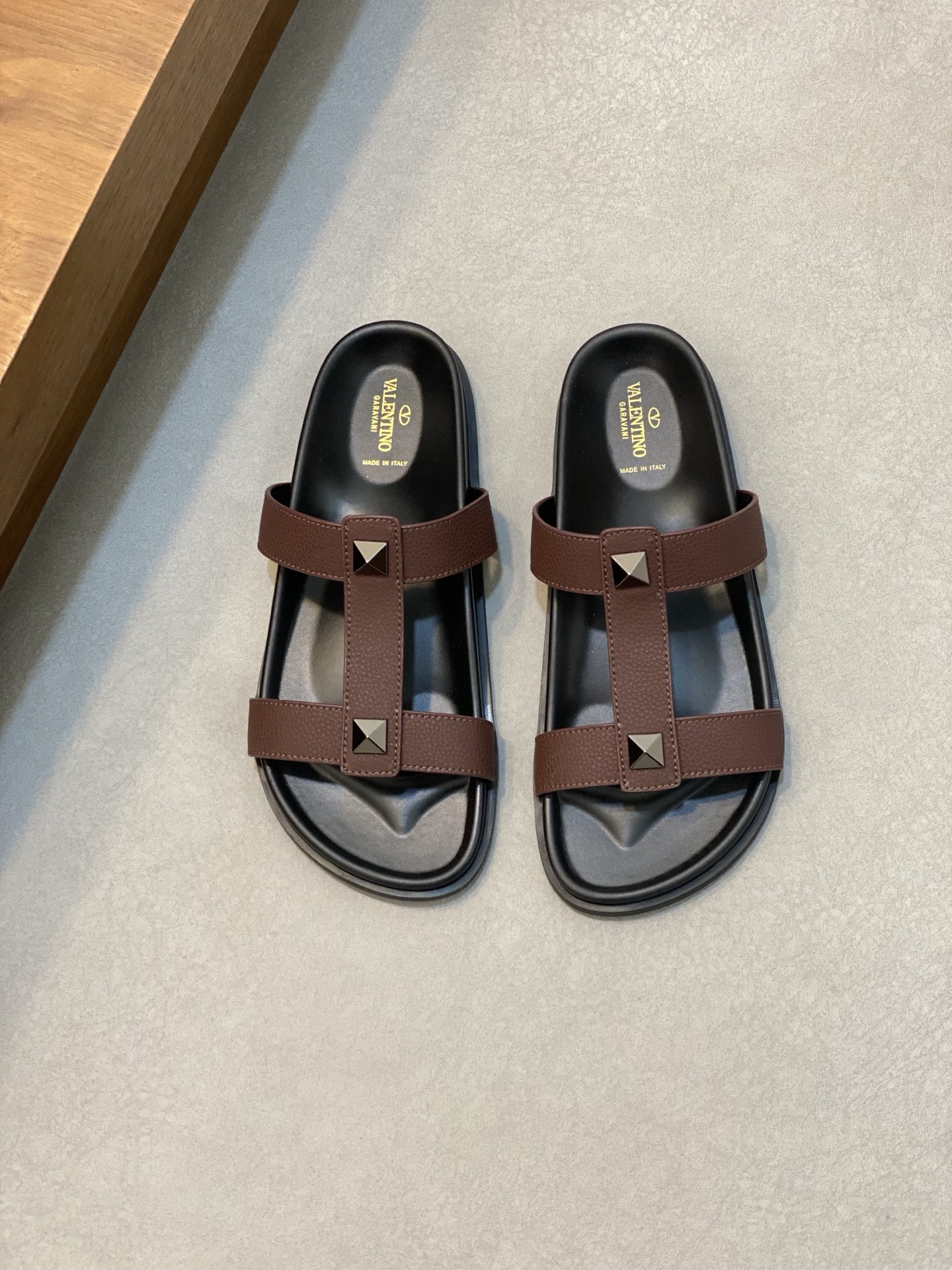 VALENTINO Valentino hombres primavera y verano nuevos remaches metálicos zapatillas planas temperame