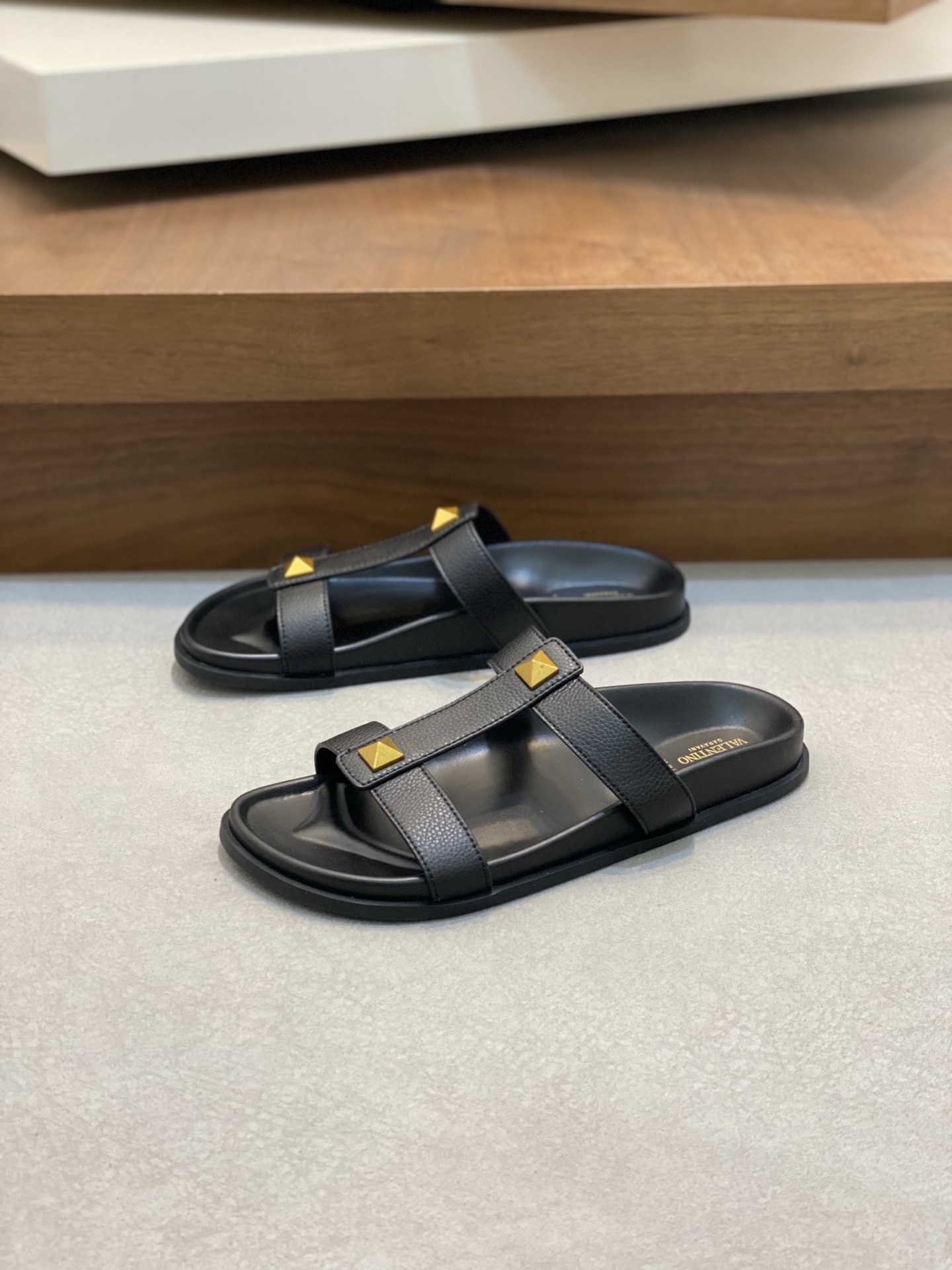 VALENTINO Valentino hombres primavera y verano nuevos remaches metálicos zapatillas planas temperame
