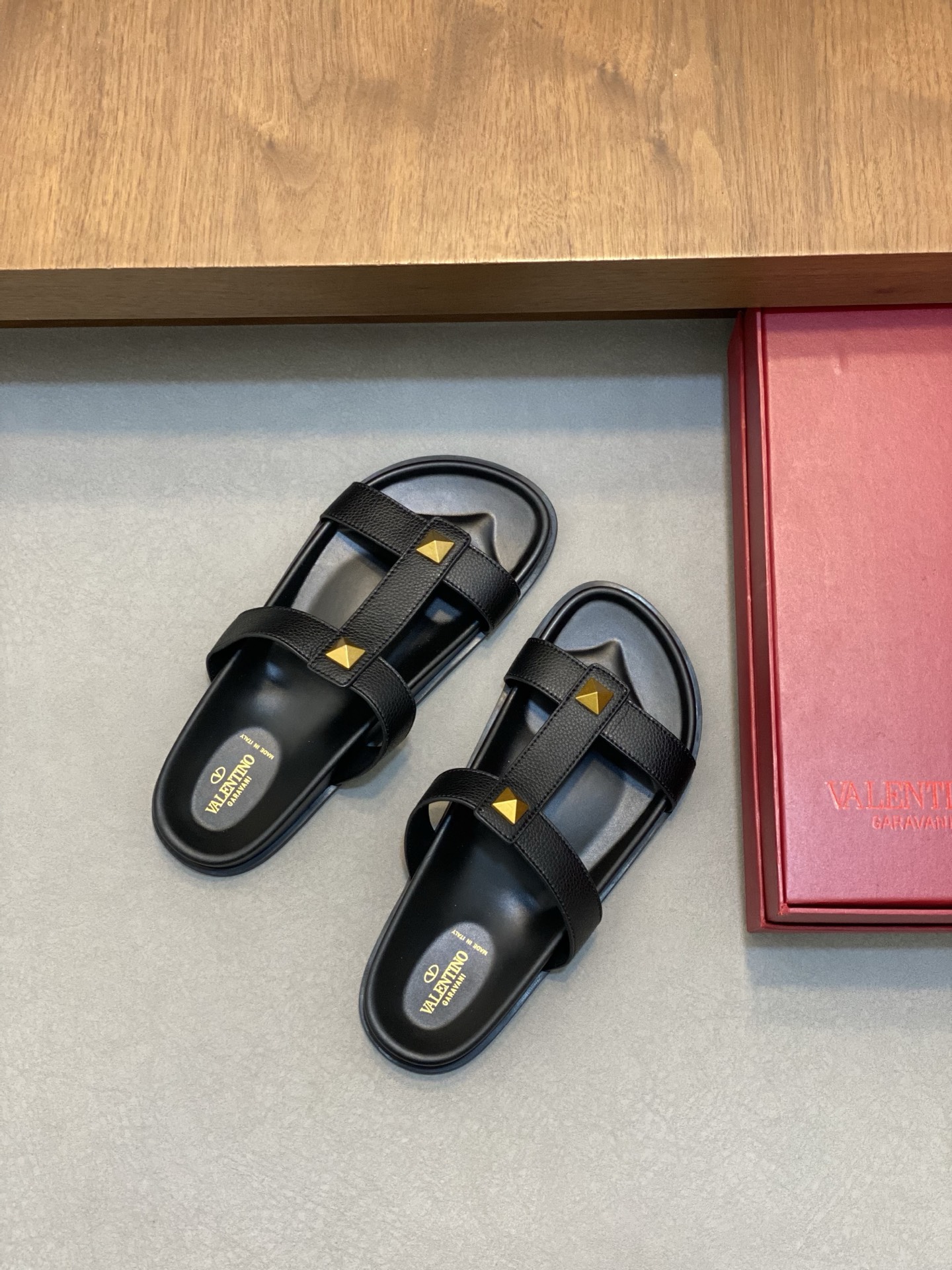 VALENTINO Valentino hombres primavera y verano nuevos remaches metálicos zapatillas planas temperame