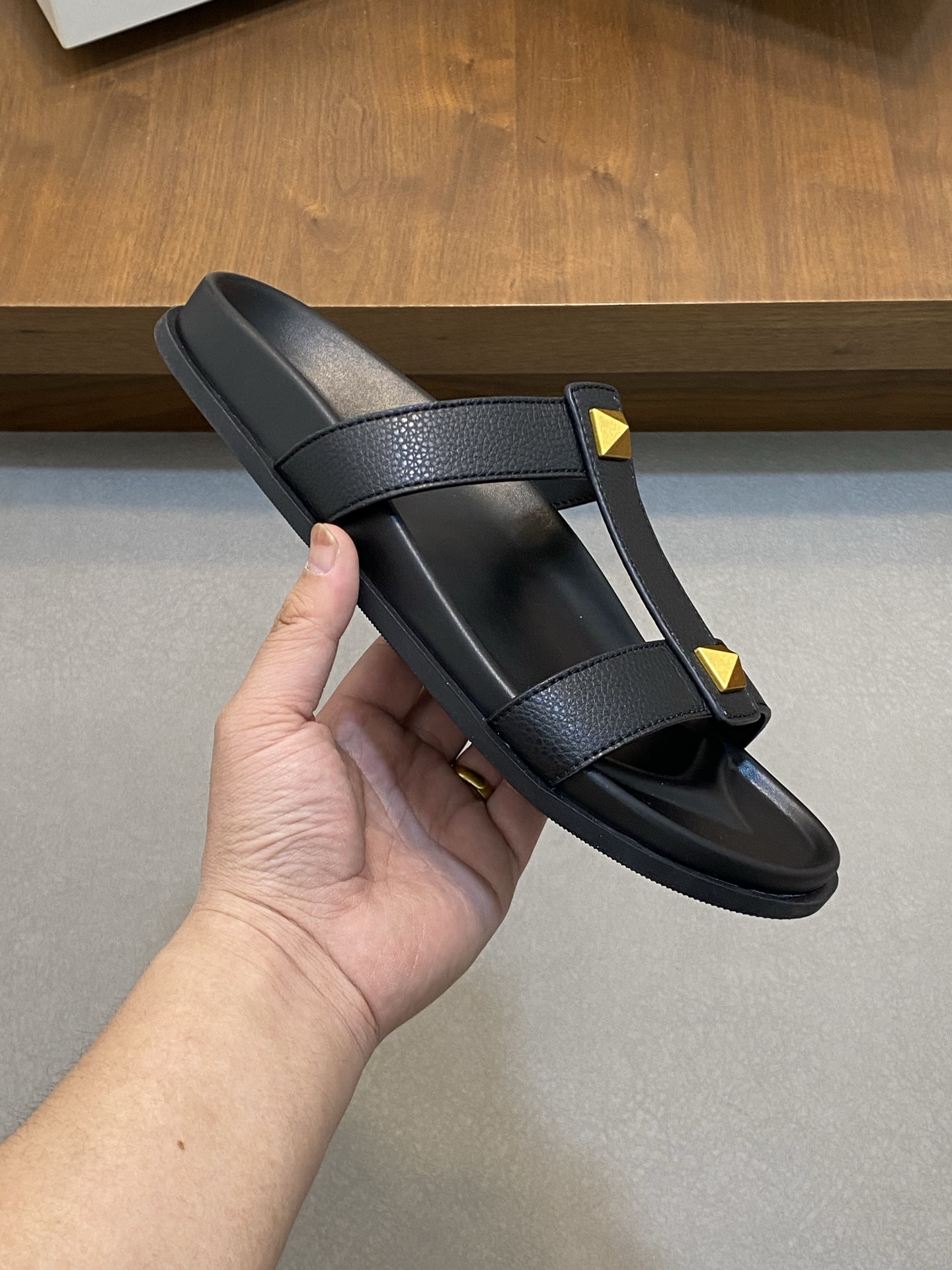 VALENTINO Valentino hombres primavera y verano nuevos remaches metálicos zapatillas planas temperame