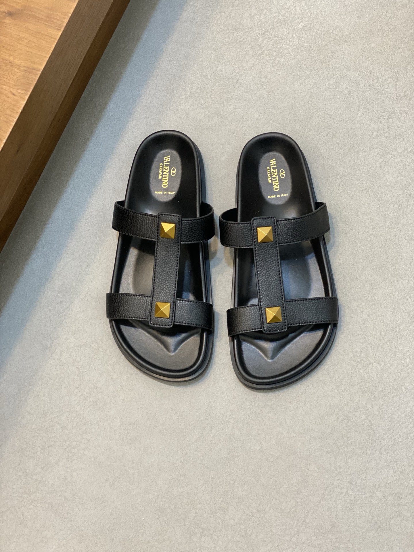 VALENTINO Valentino hombres primavera y verano nuevos remaches metálicos zapatillas planas temperame