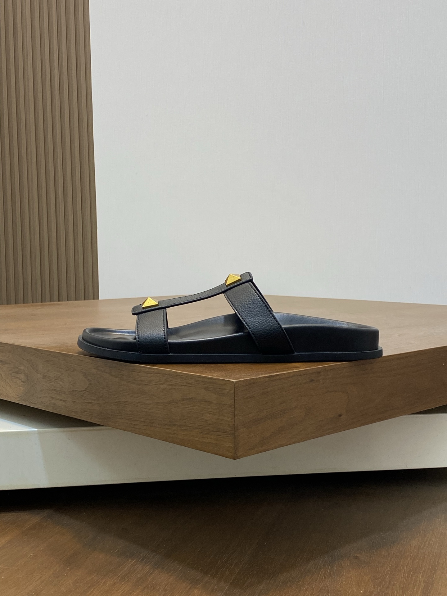 VALENTINO Valentino hombres primavera y verano nuevos remaches metálicos zapatillas planas temperame