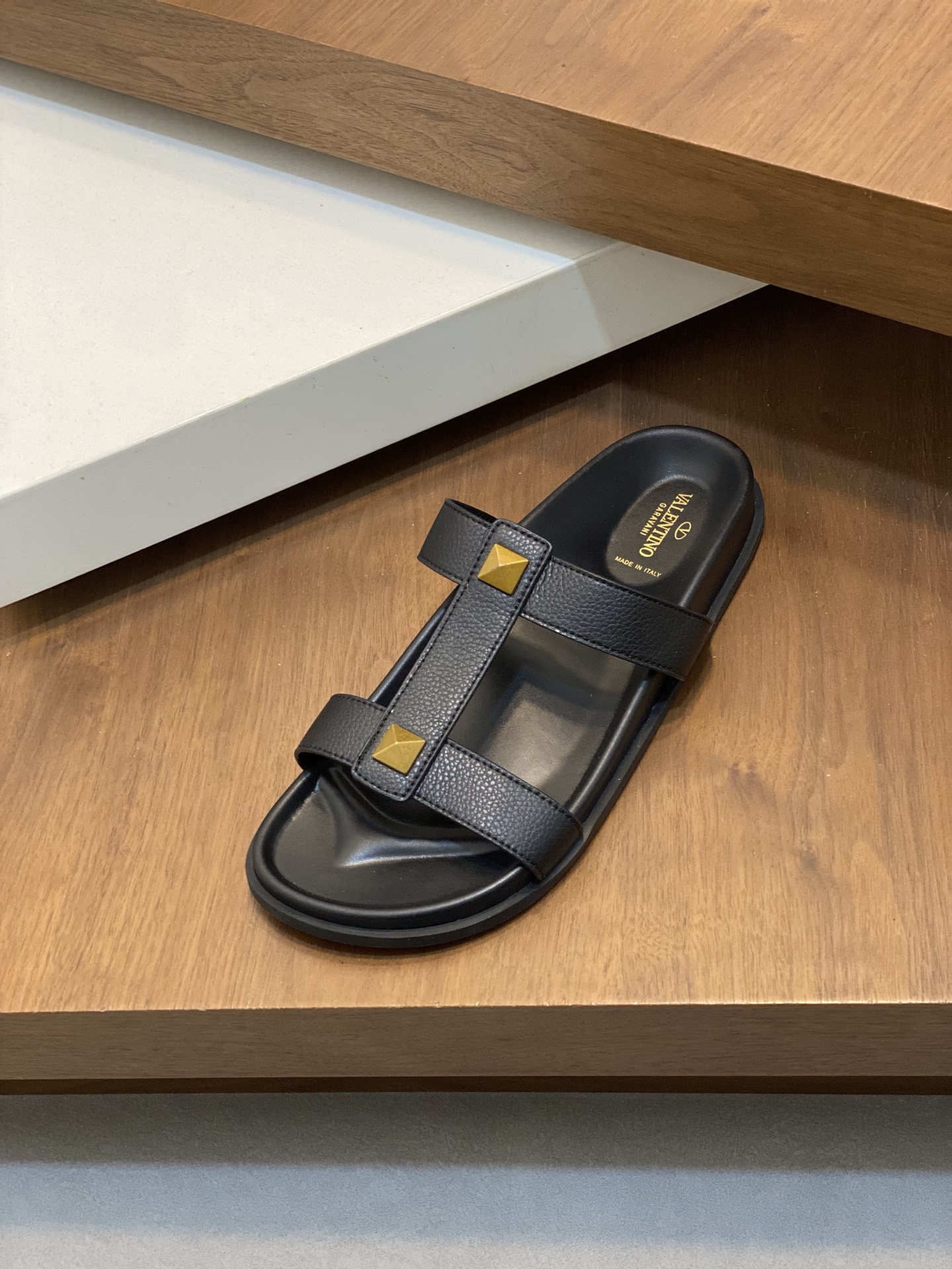 VALENTINO Valentino hombres primavera y verano nuevos remaches metálicos zapatillas planas temperame