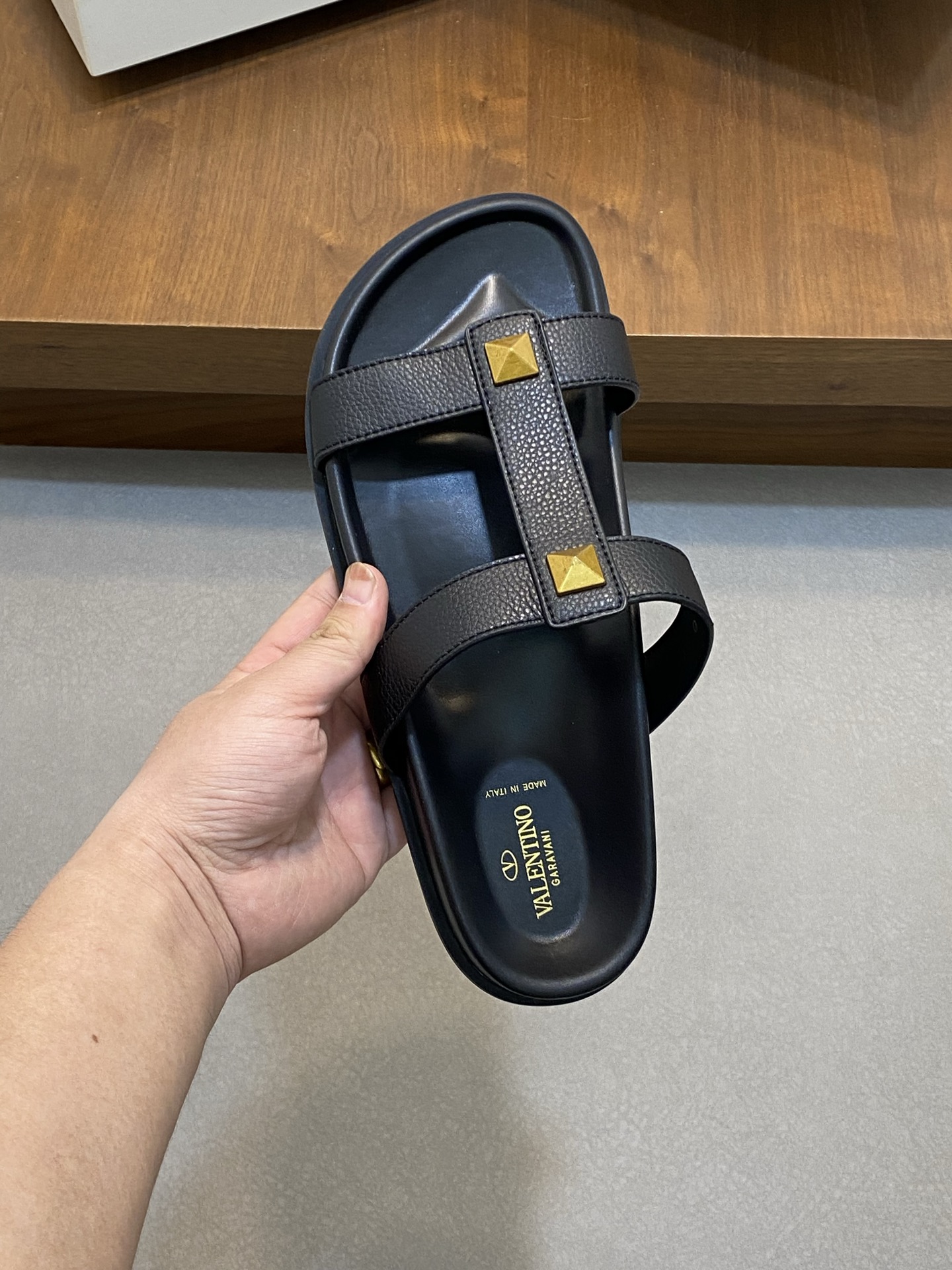 VALENTINO Valentino hombres primavera y verano nuevos remaches metálicos zapatillas planas temperame