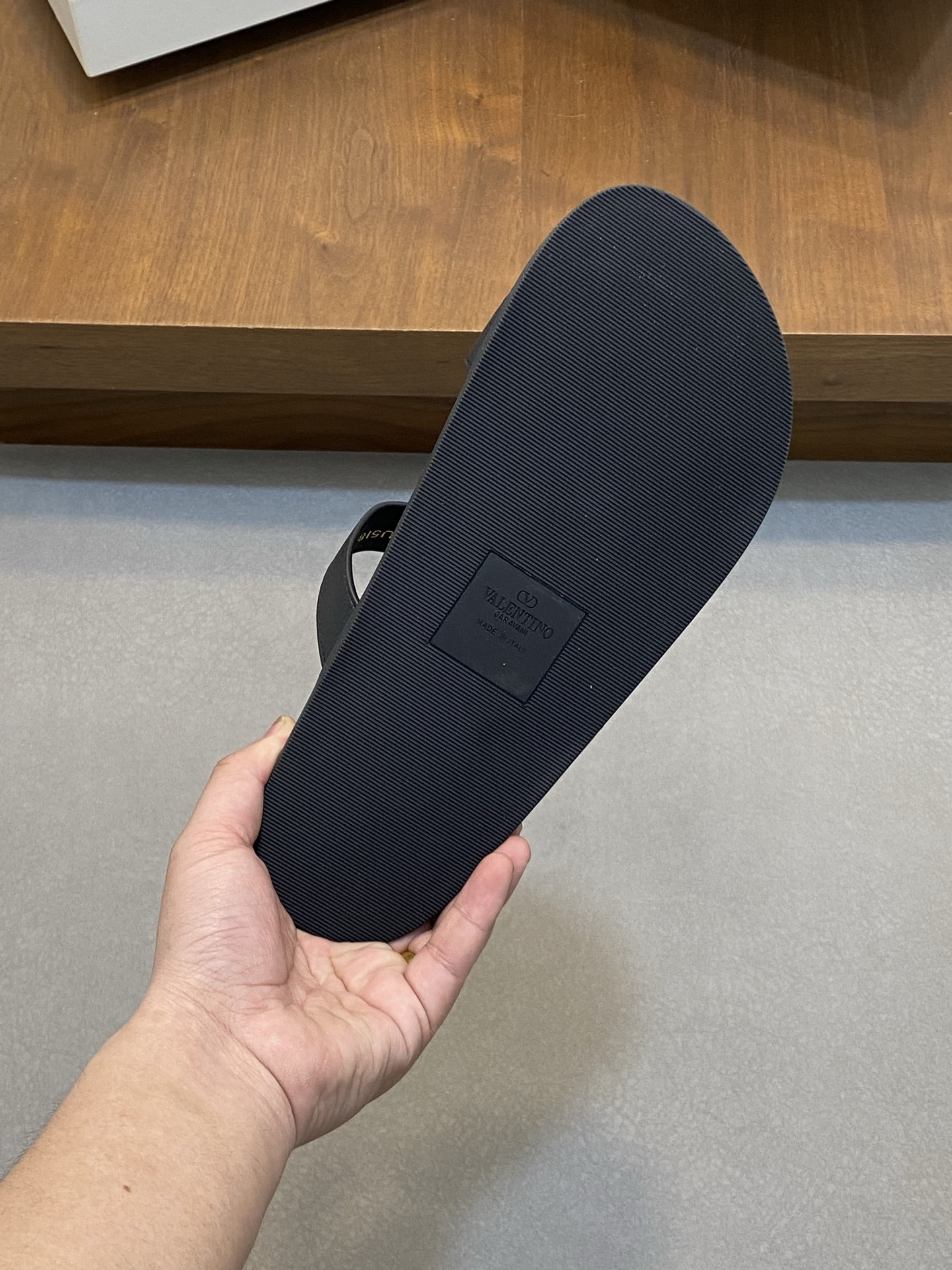 VALENTINO Valentino hombres primavera y verano nuevos remaches metálicos zapatillas planas temperame