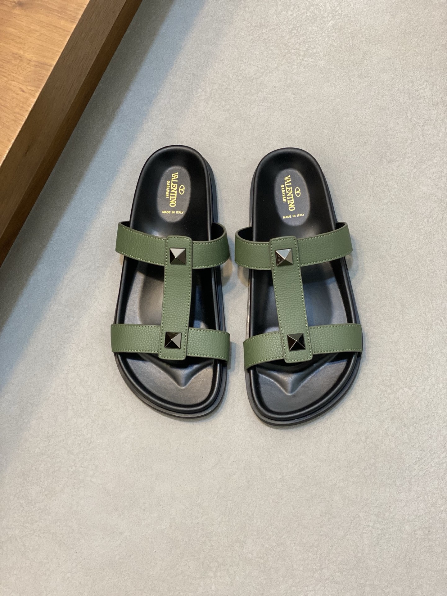 VALENTINO Valentino hombres primavera y verano nuevos remaches metálicos zapatillas planas temperame