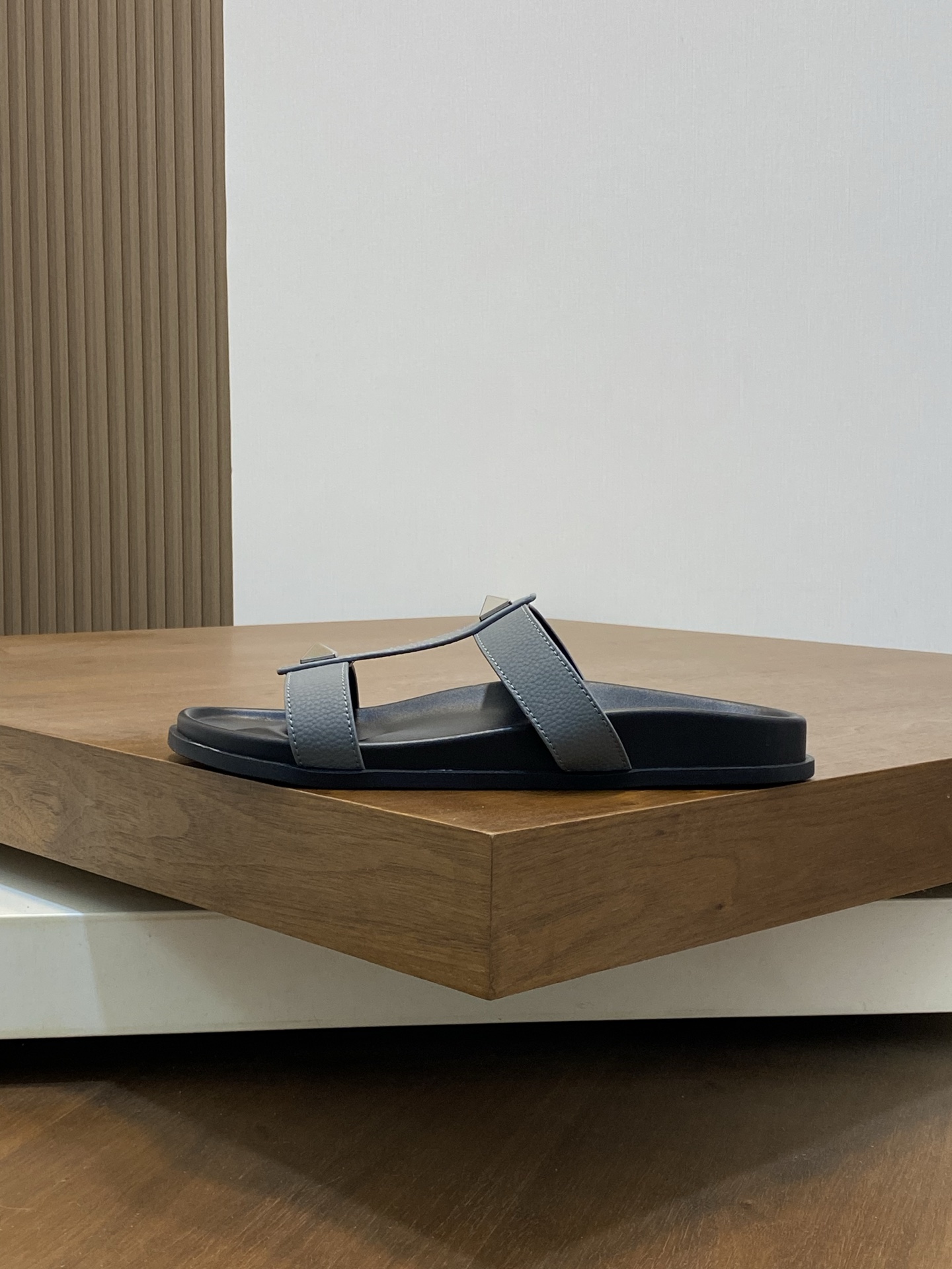 VALENTINO Valentino hombres primavera y verano nuevos remaches metálicos zapatillas planas temperame