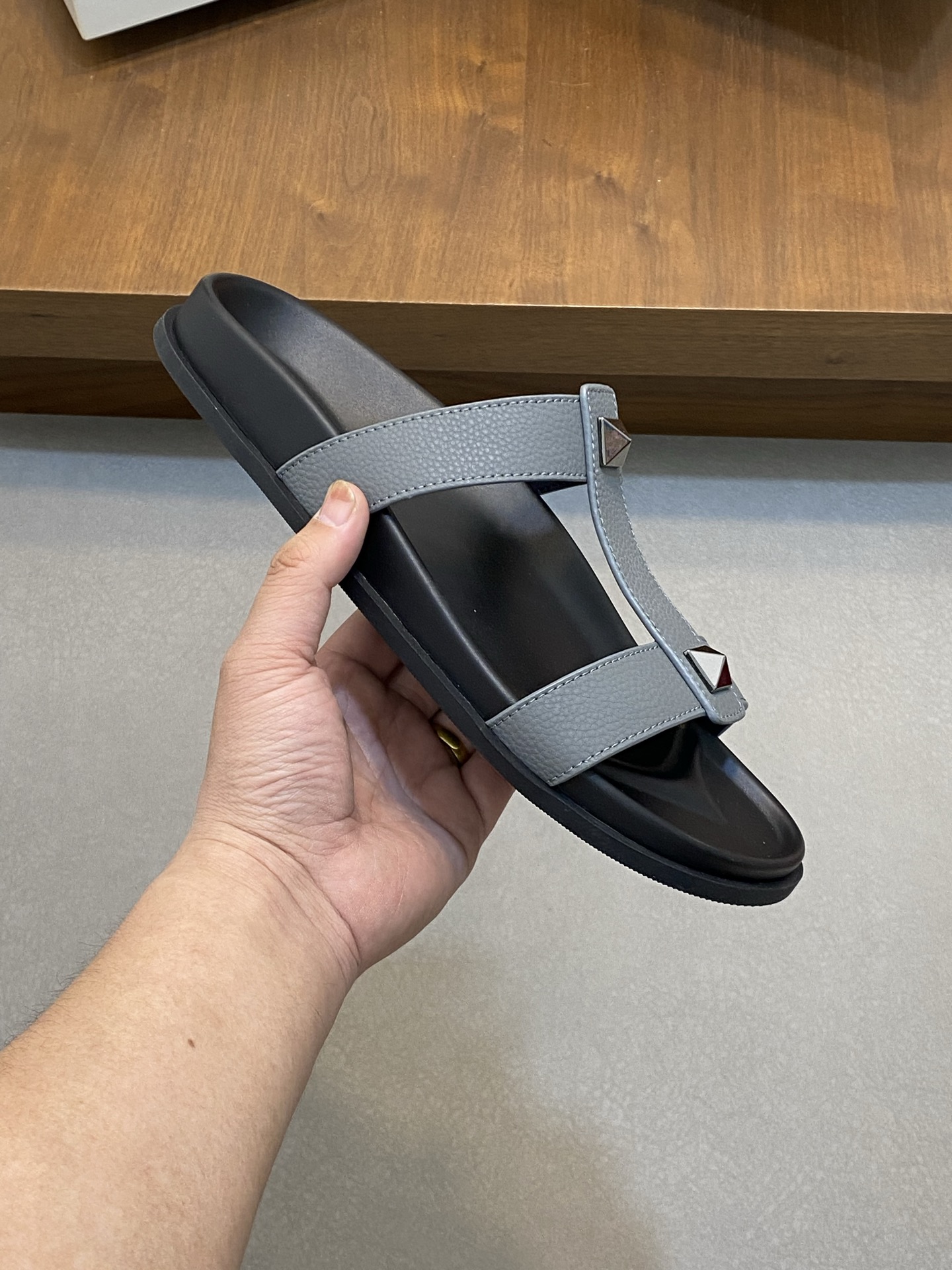 VALENTINO Valentino hombres primavera y verano nuevos remaches metálicos zapatillas planas temperame