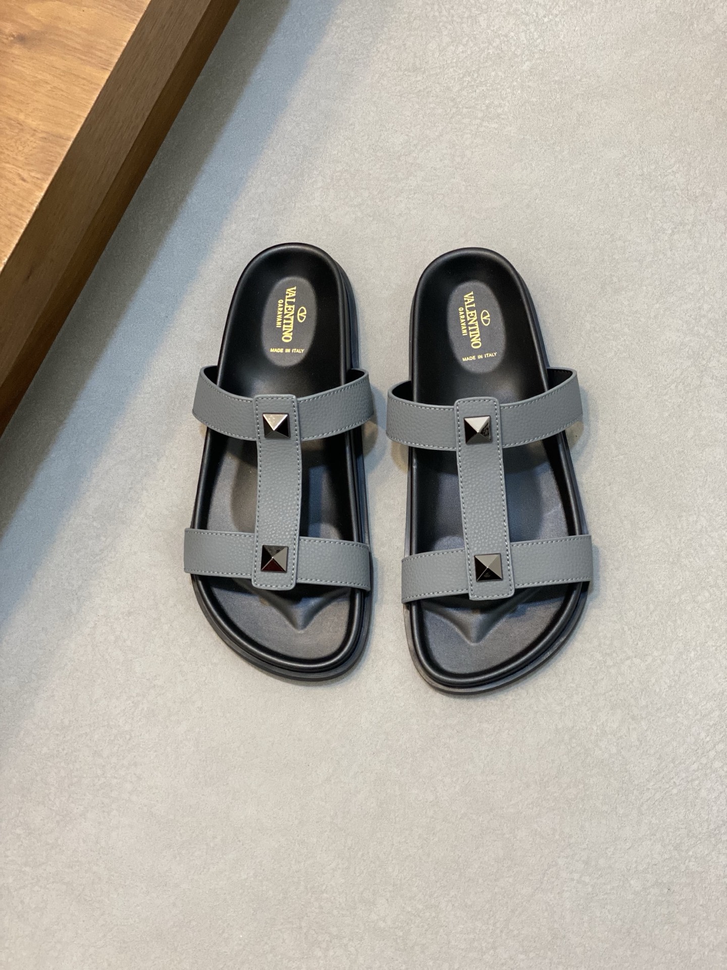 VALENTINO Valentino hombres primavera y verano nuevos remaches metálicos zapatillas planas temperame