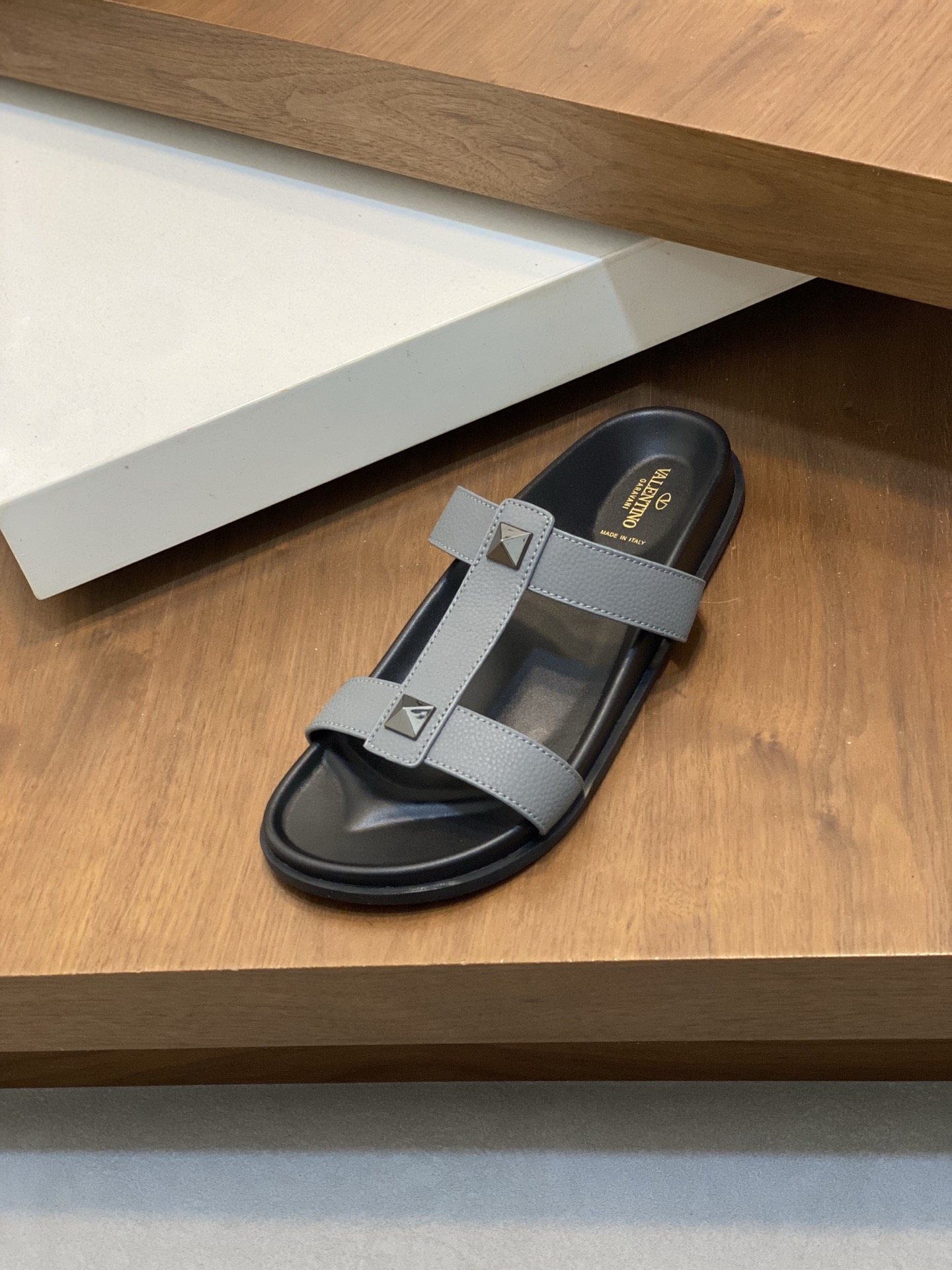 VALENTINO Valentino hombres primavera y verano nuevos remaches metálicos zapatillas planas temperame