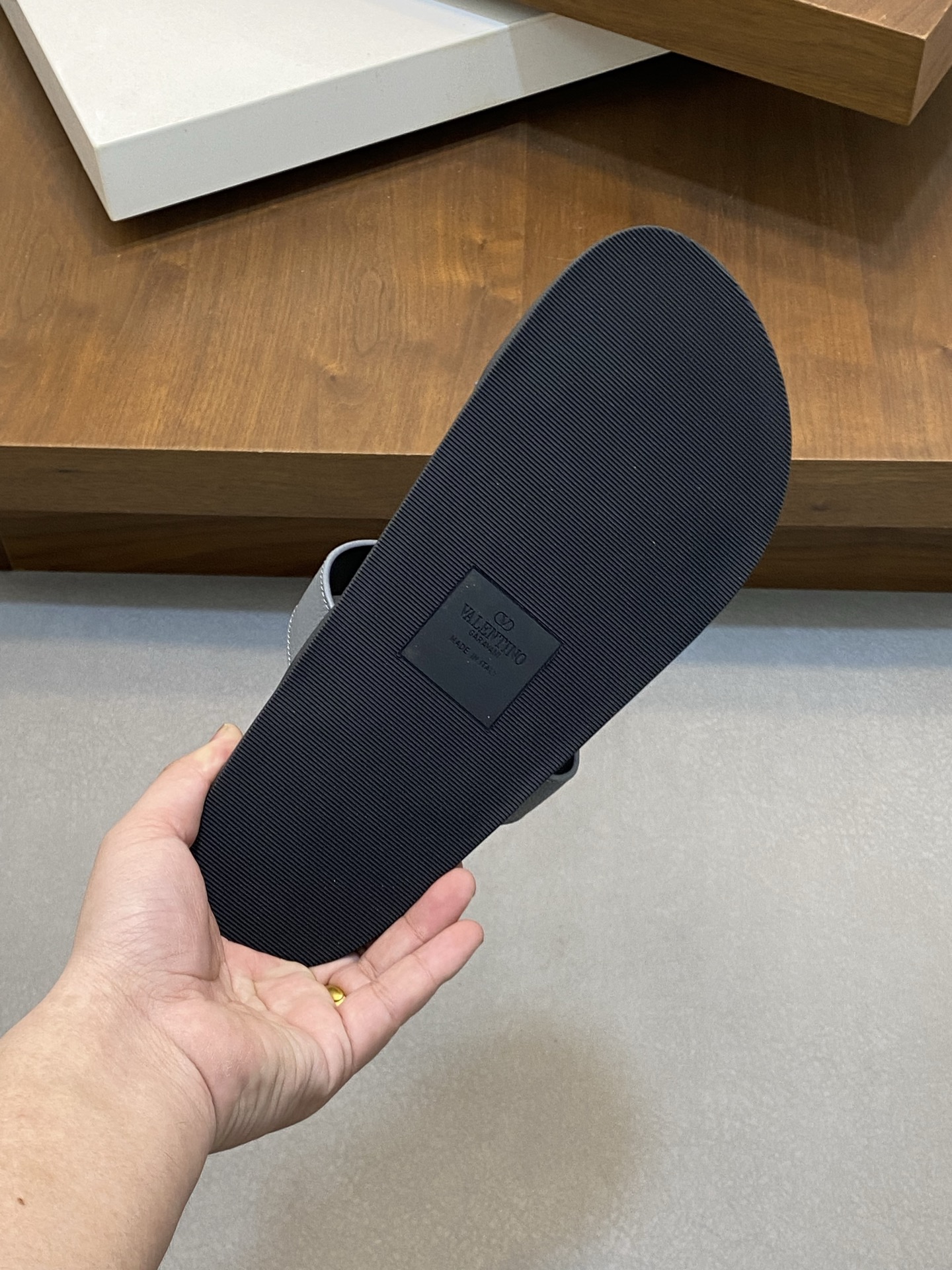 VALENTINO Valentino hombres primavera y verano nuevos remaches metálicos zapatillas planas temperame