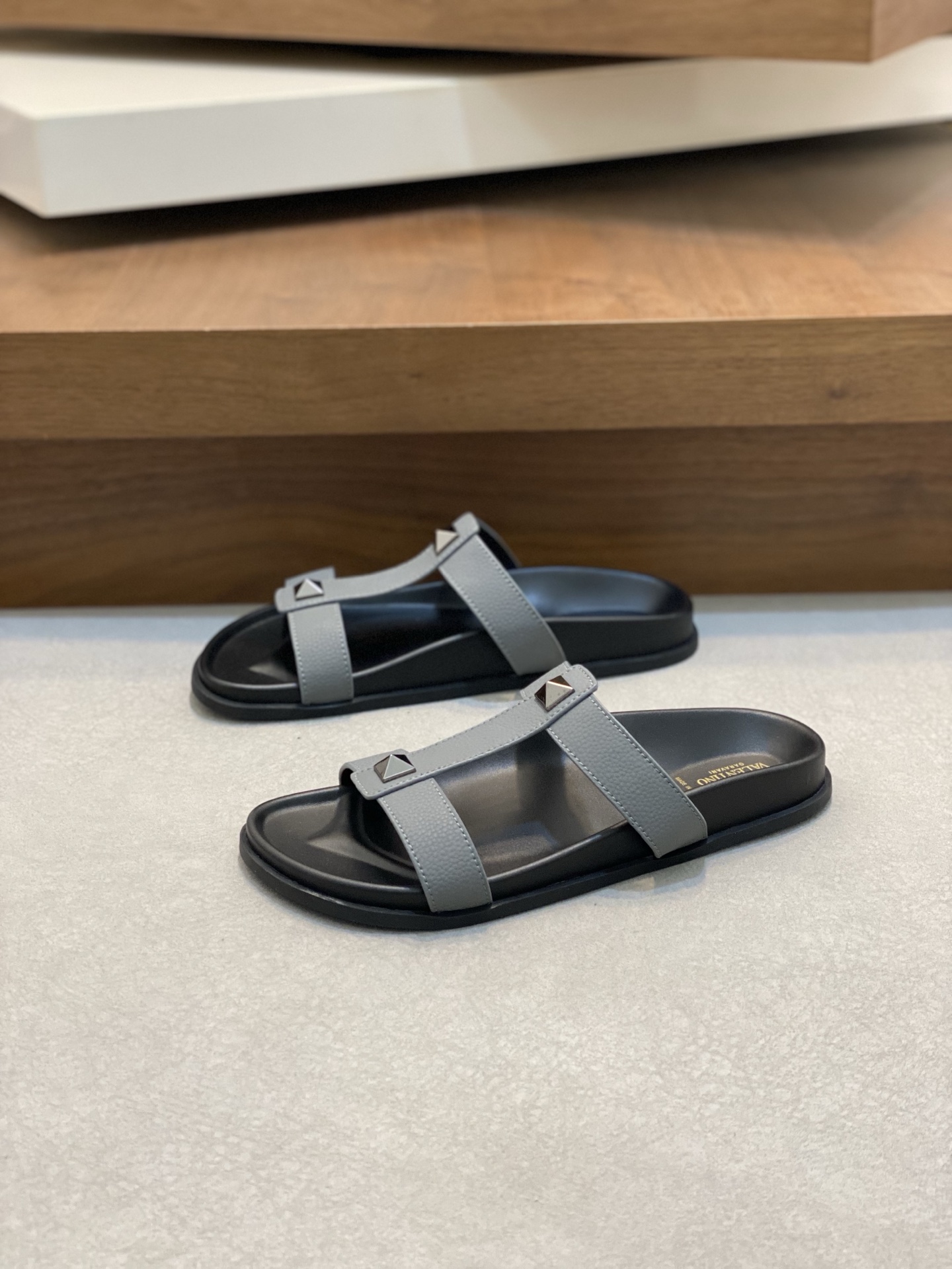 VALENTINO Valentino hombres primavera y verano nuevos remaches metálicos zapatillas planas temperame