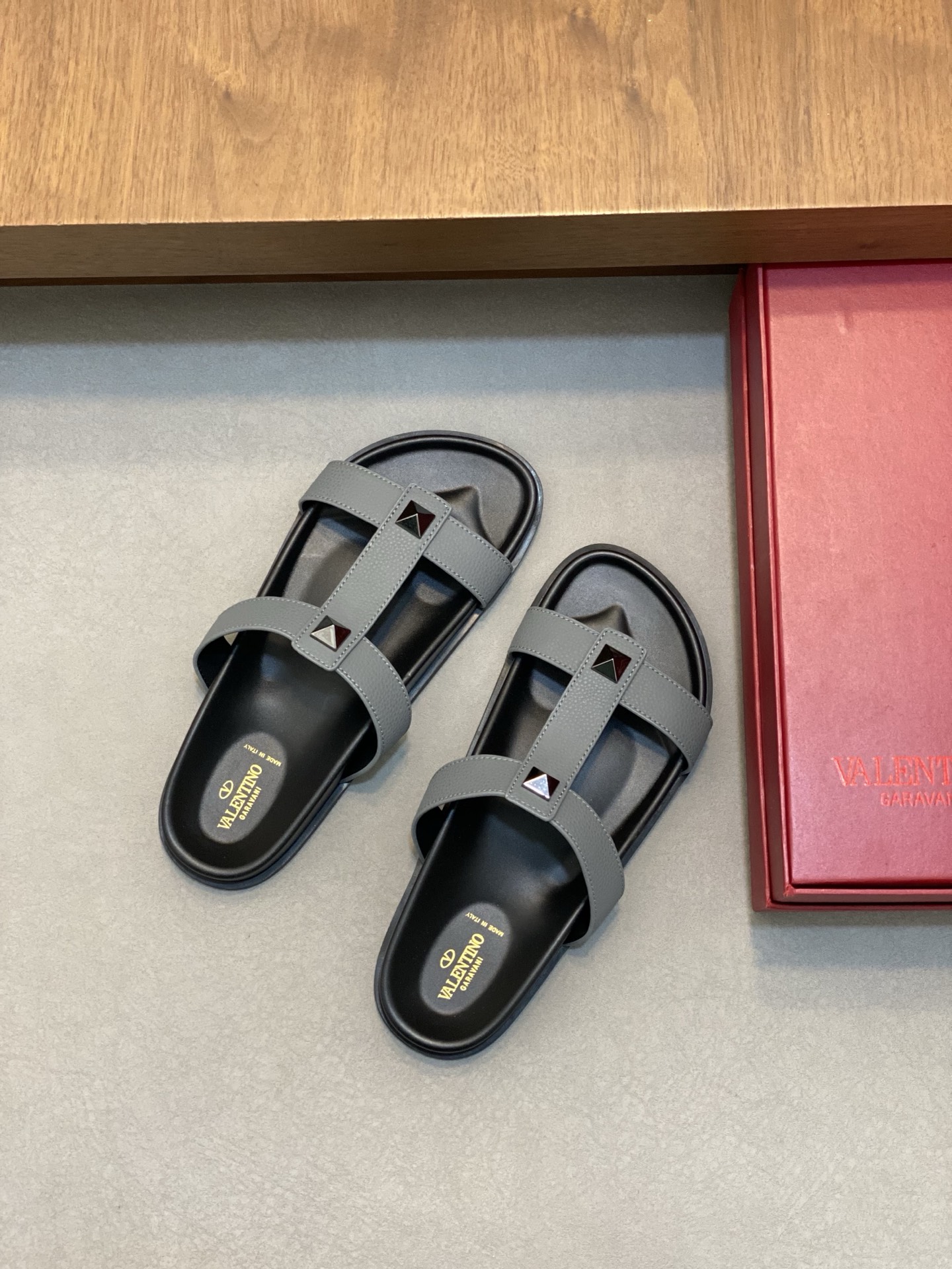 VALENTINO Valentino hombres primavera y verano nuevos remaches metálicos zapatillas planas temperame