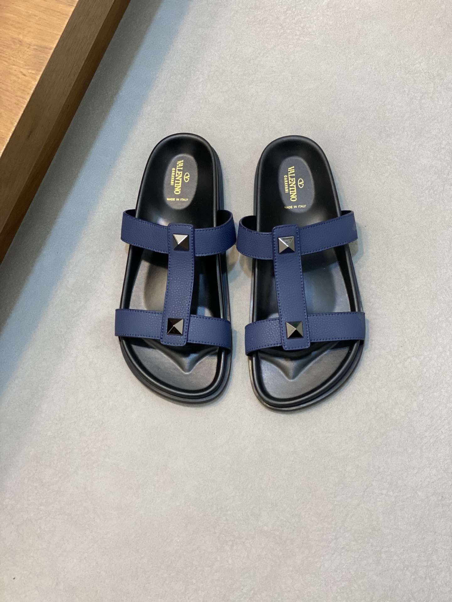 VALENTINO Valentino hombres primavera y verano nuevos remaches metálicos zapatillas planas temperame