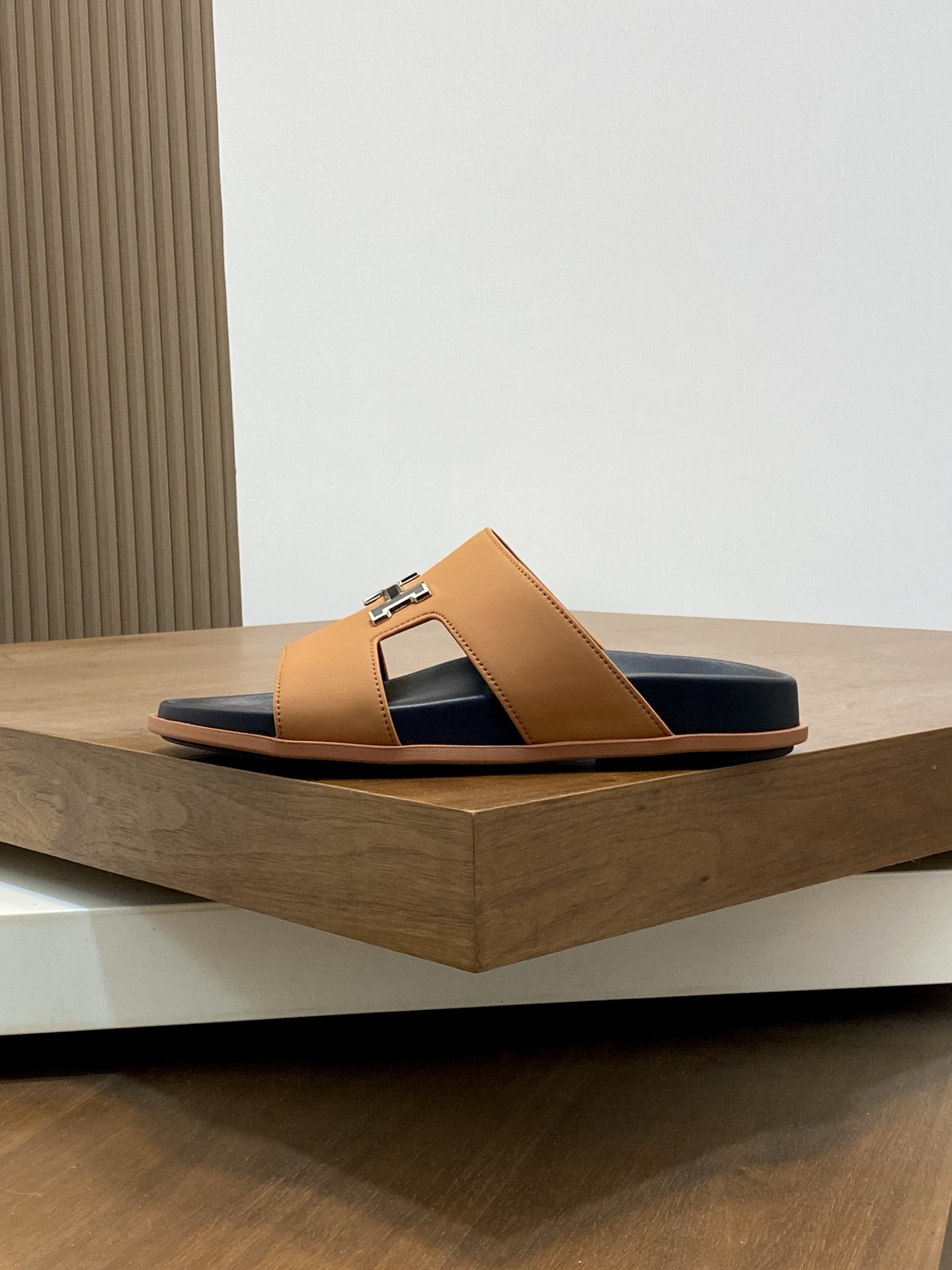Hermes Men's Leather Slides Sandals With H Cutout - Stylish & Comfortable 3 i1742834986553 9556 0 1