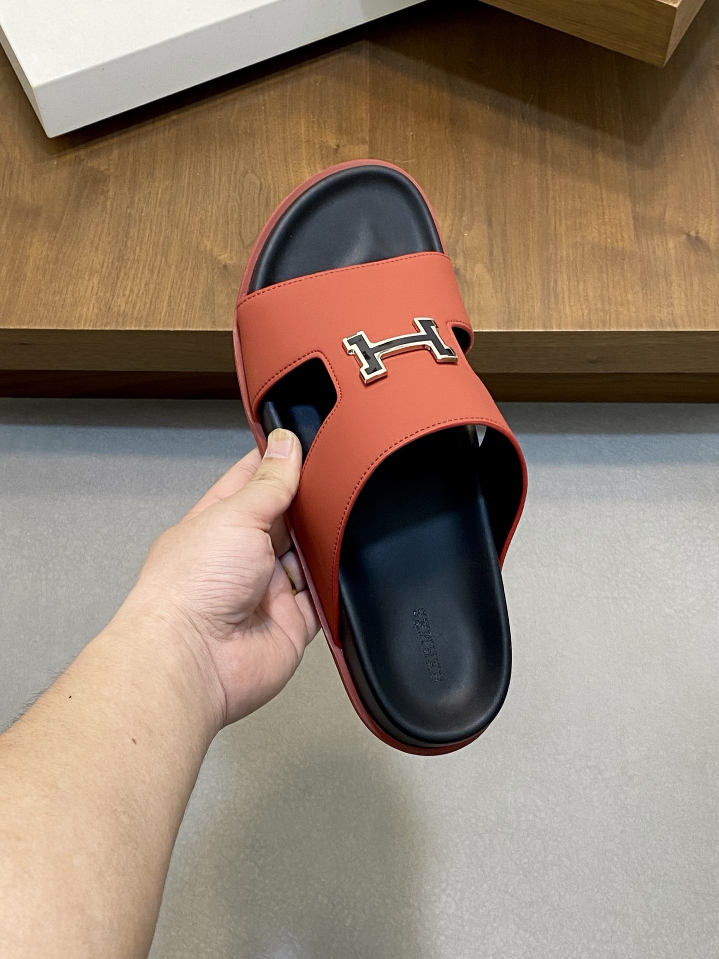 Hermès Men's Chypre Leather Sandals Stylish and Comfortable Sliders 6 i1742835154104 1446 0 4