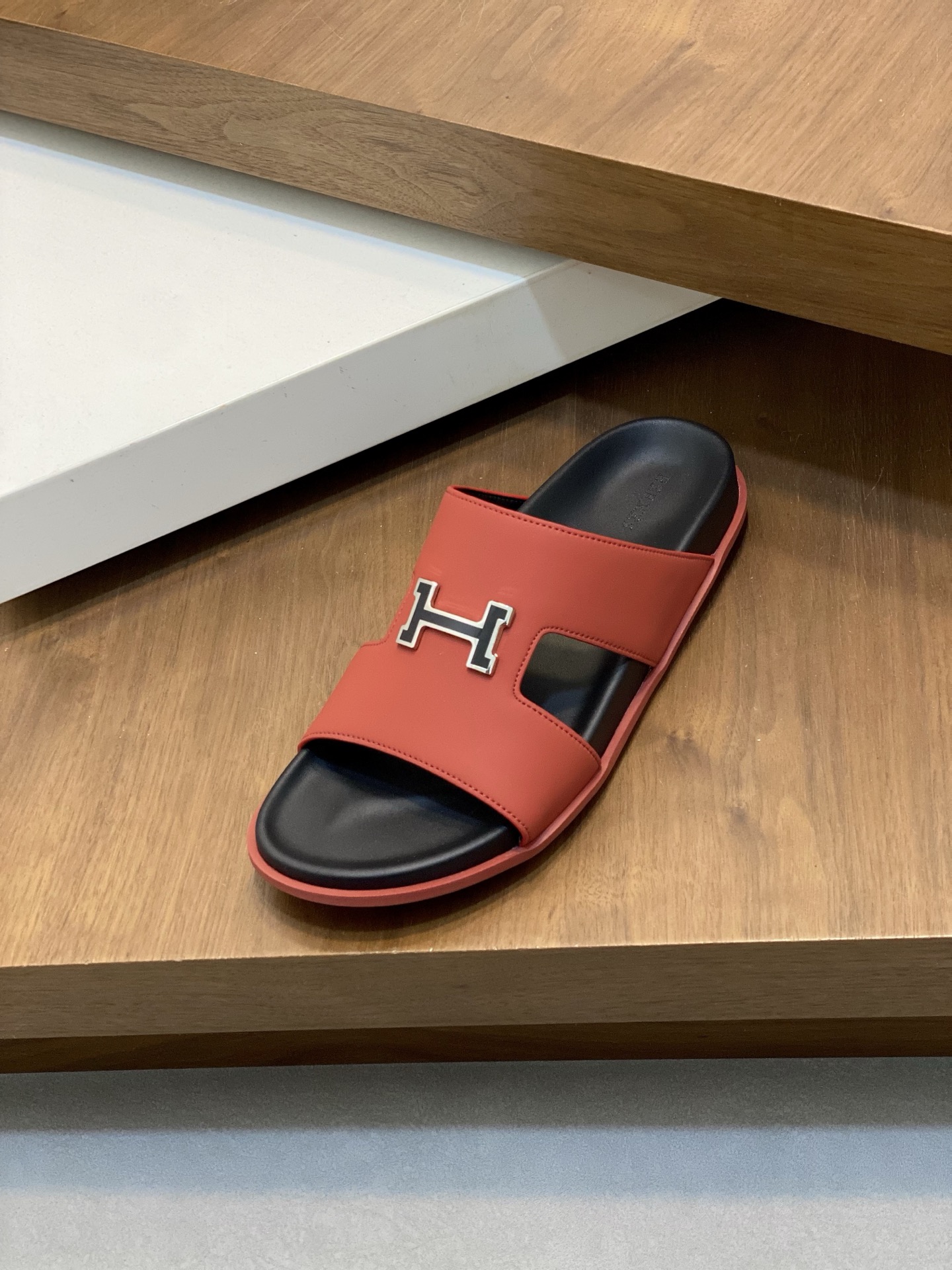 Hermès Men's Chypre Leather Sandals Stylish and Comfortable Sliders 7 i1742835158670 5640 0 5