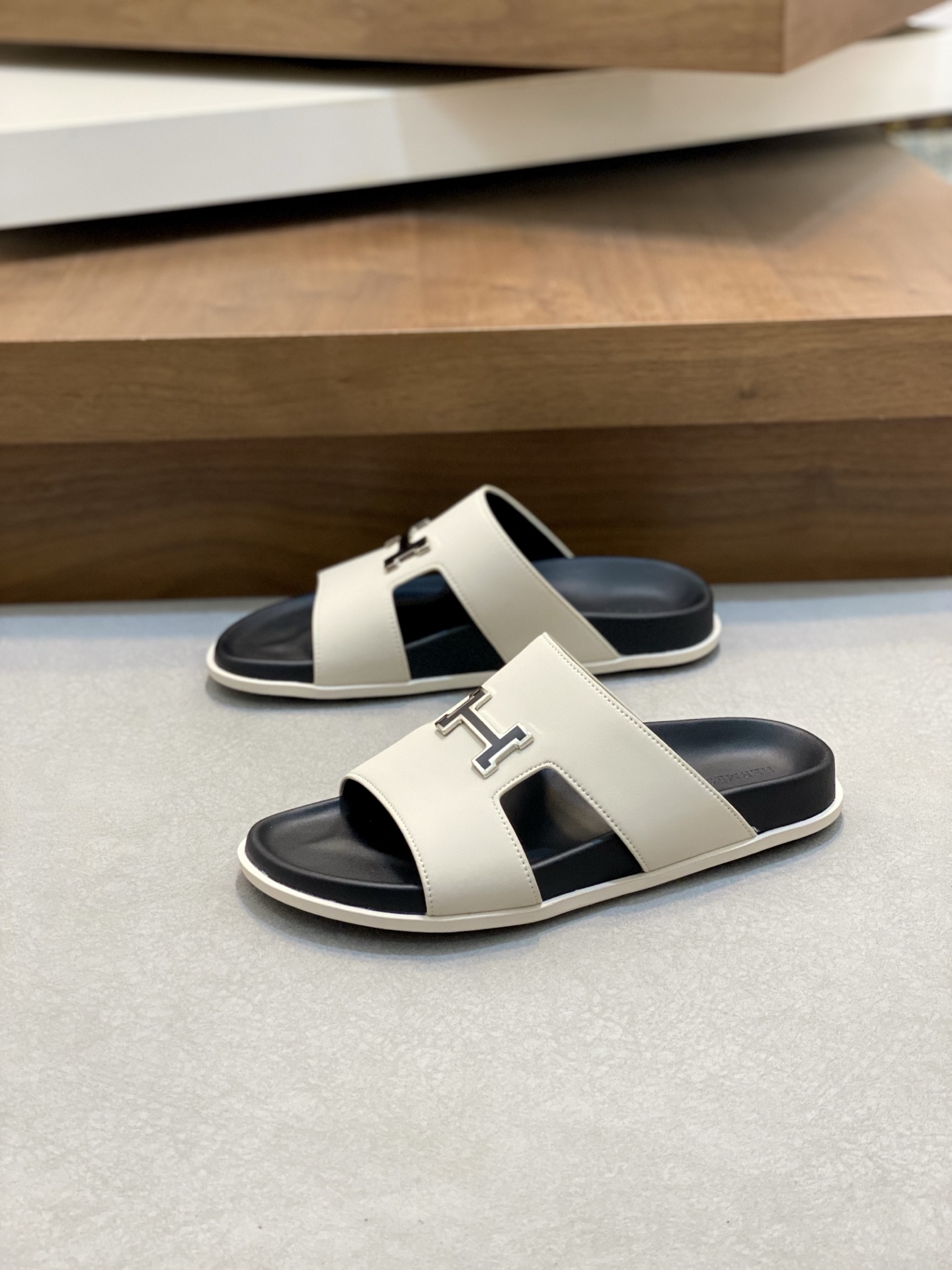 Hermes Men's Leather Slides Sandals Stylish Summer Beach Slippers 4 i1742835174803 8011 0 2
