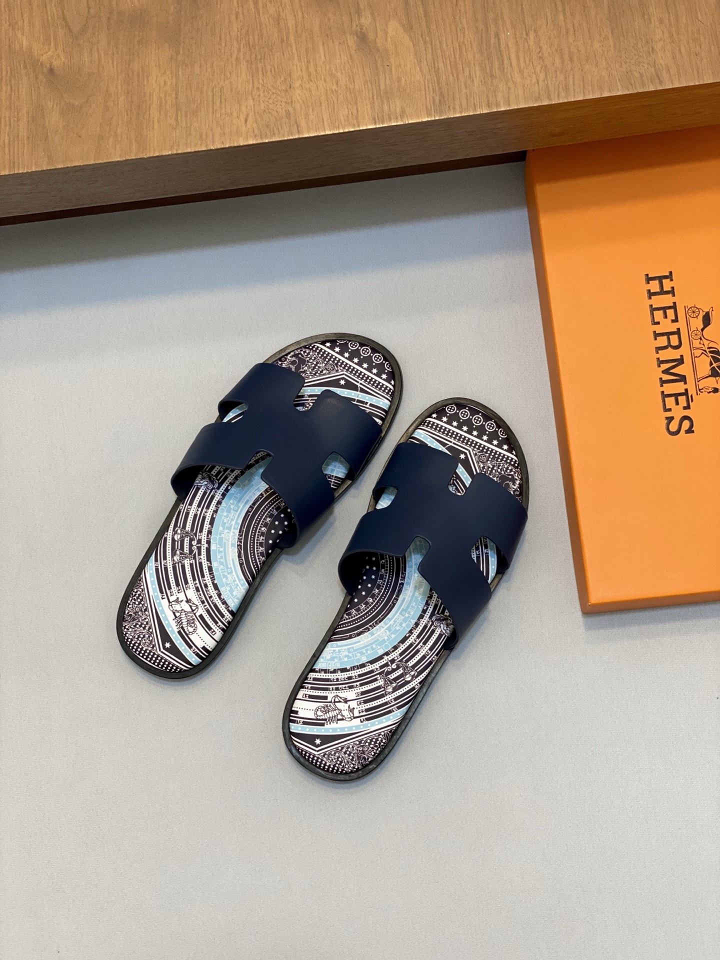 Elegant Hermes Leather Slides with Durable Rubber Sole - Sizes 39-44 3 i1742923567875 7121 0 1