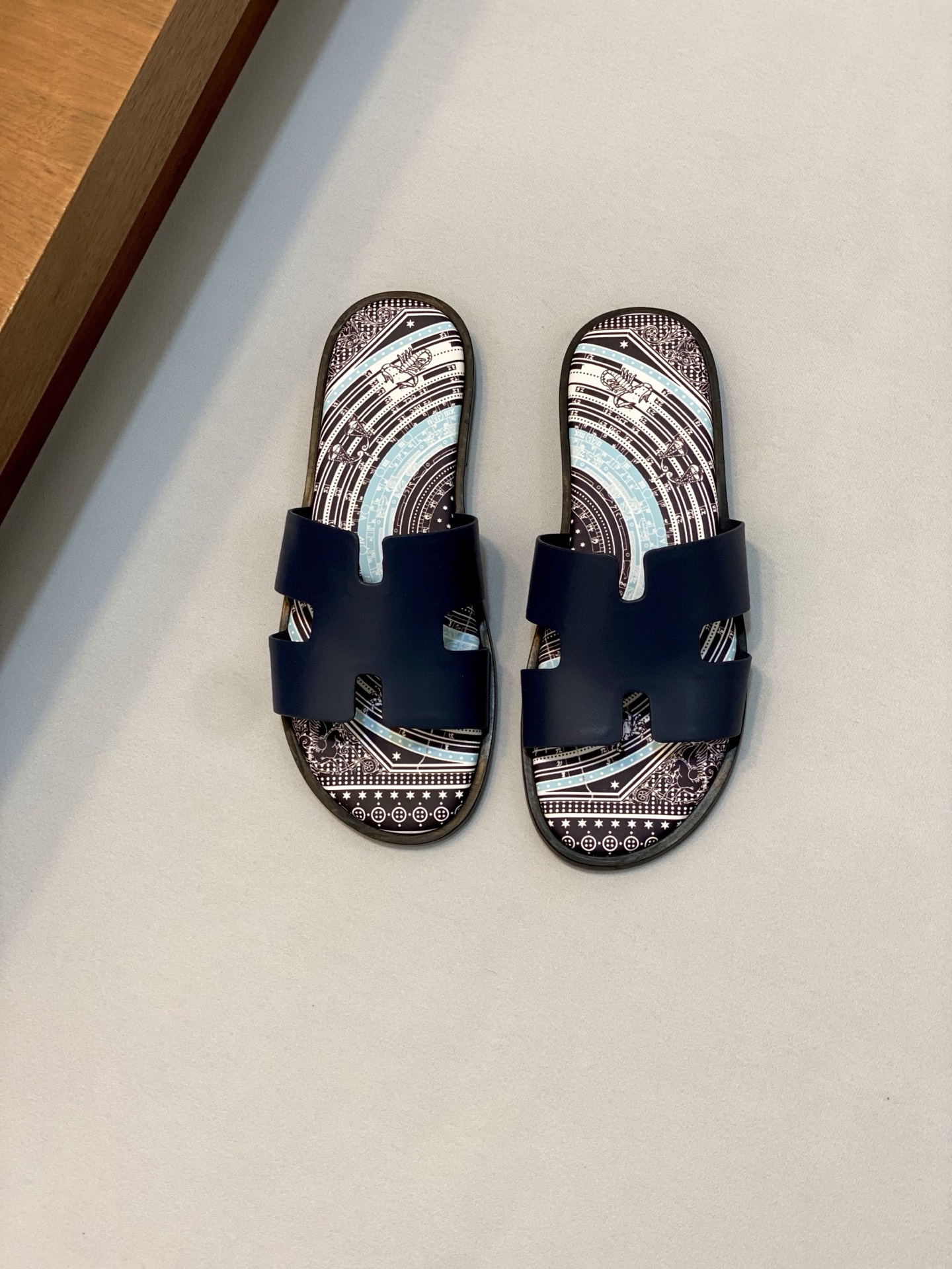 Elegant Hermes Leather Slides with Durable Rubber Sole - Sizes 39-44 2 i1742923568345 4836 0 0