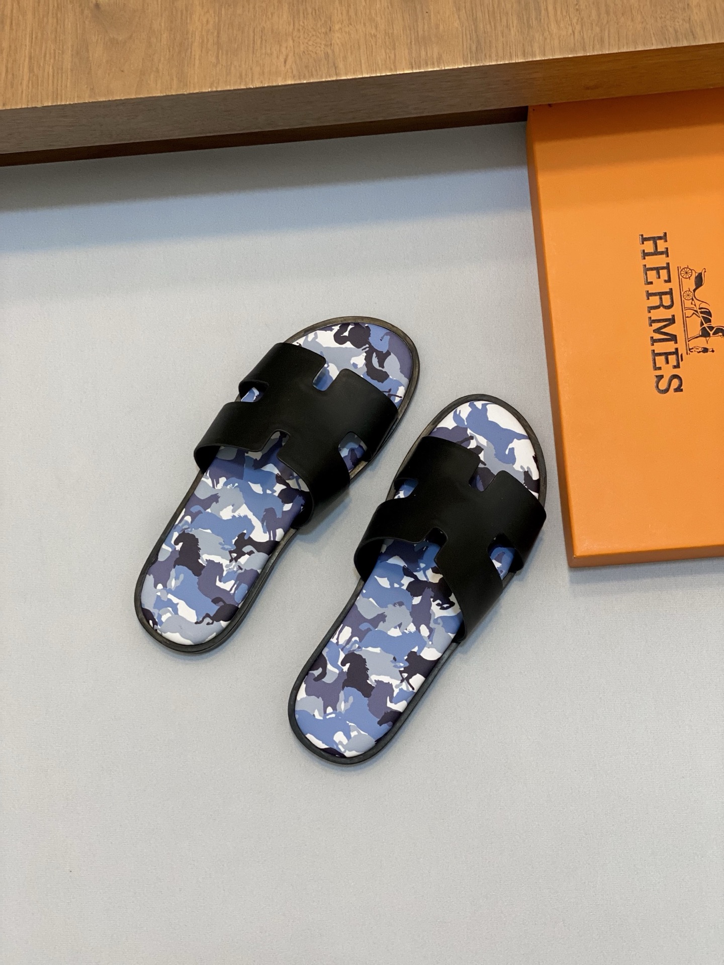 Hermès Men's Camouflage Print Leather Sandals, Stylish & Comfortable 3 i1742923596342 3463 0 1