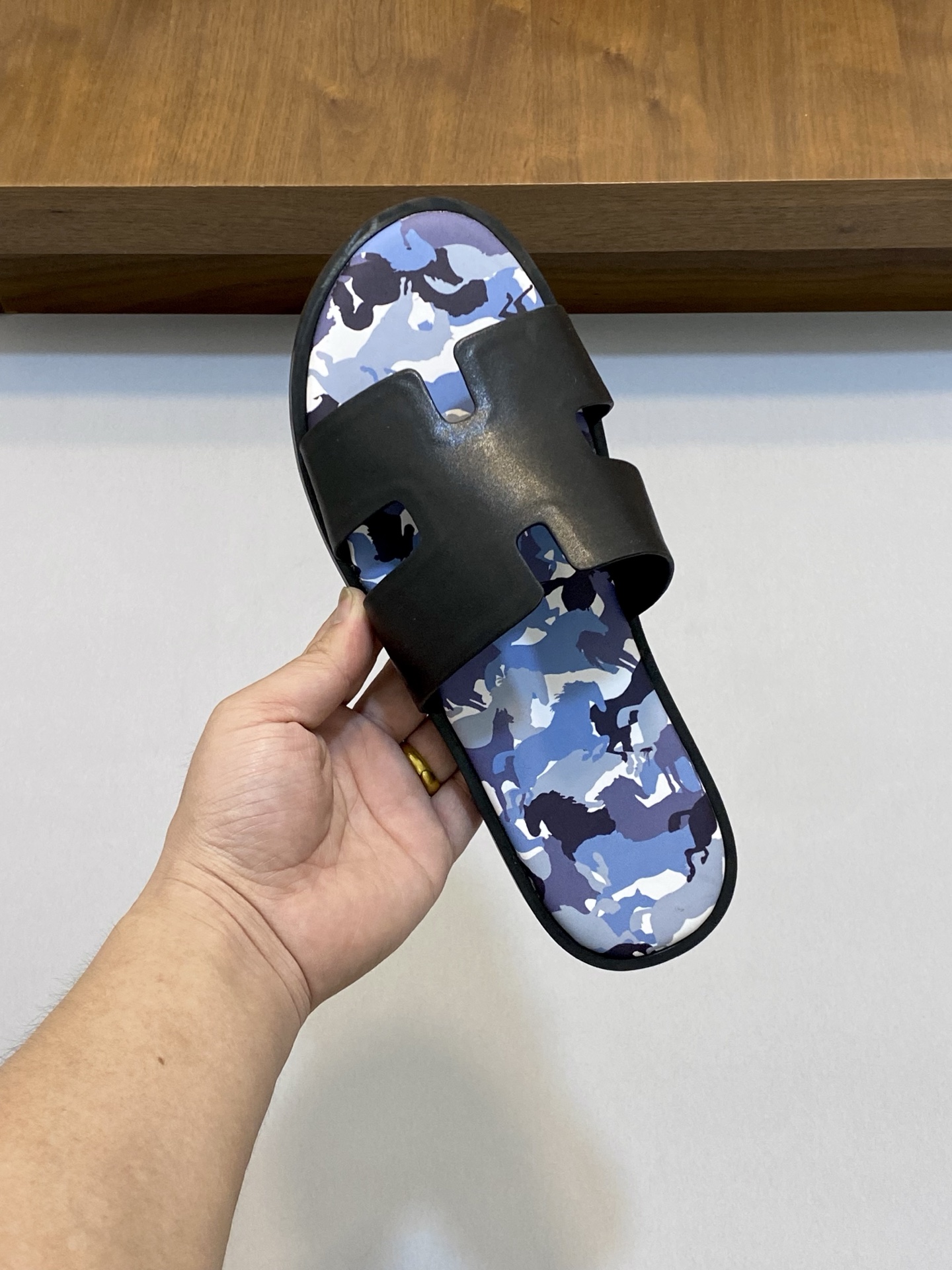 Hermès Men's Camouflage Print Leather Sandals, Stylish & Comfortable 5 i1742923600864 2380 0 3