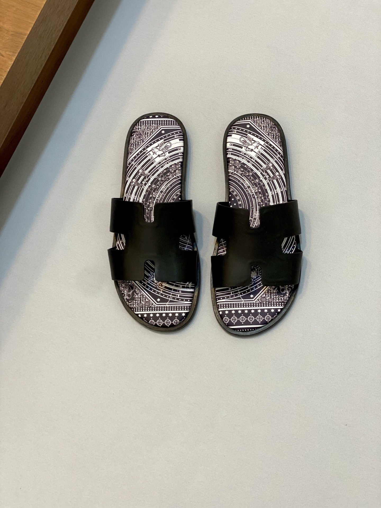 Elegant Hermes Leather Sandals for Men | Stylish & Comfortable Design 1 Elegant Hermes Leather Sandals for Men | Stylish & Comfortable Design