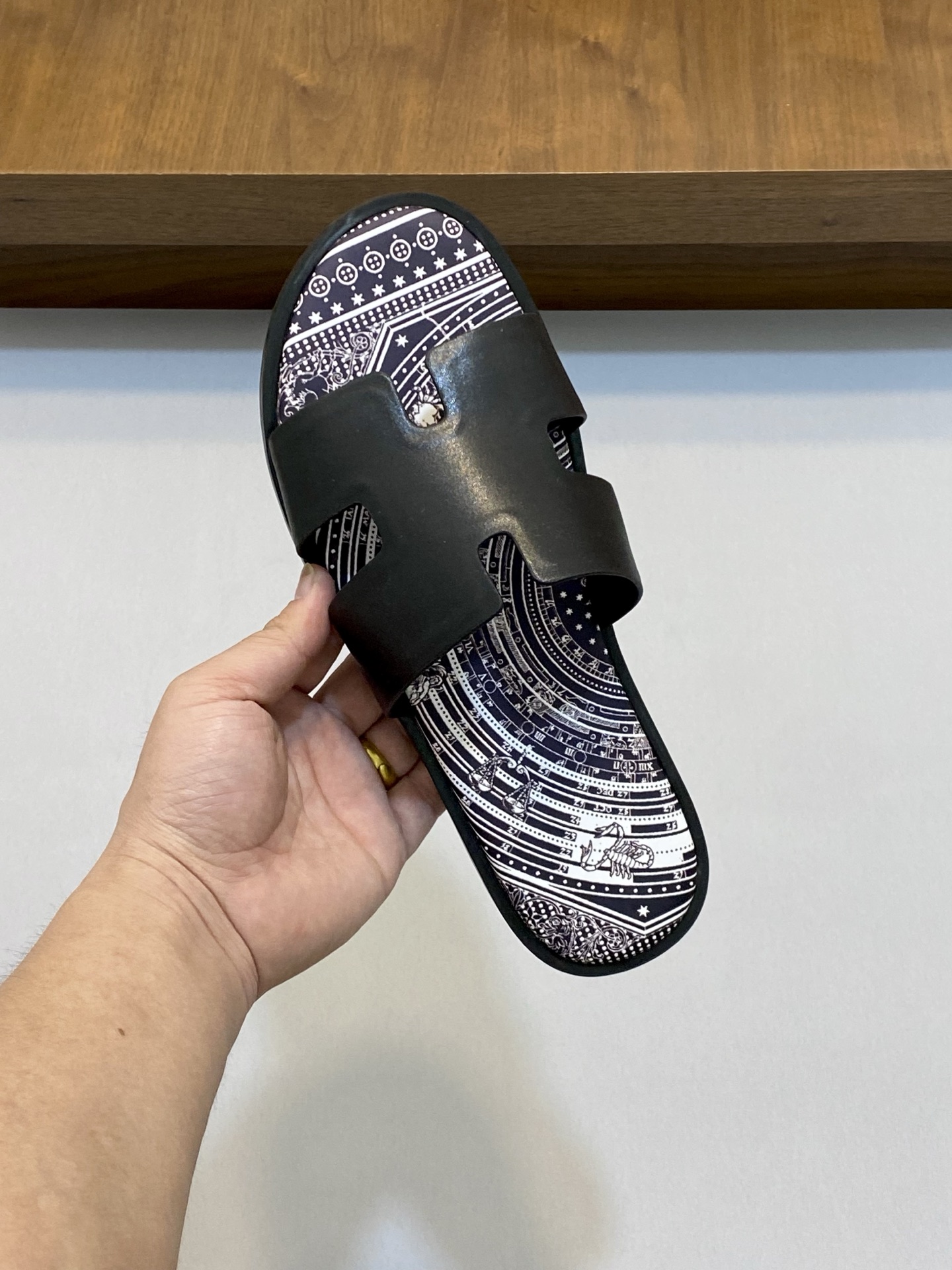 Elegant Hermes Leather Sandals for Men | Stylish & Comfortable Design 5 i1742923626227 4246 0 3