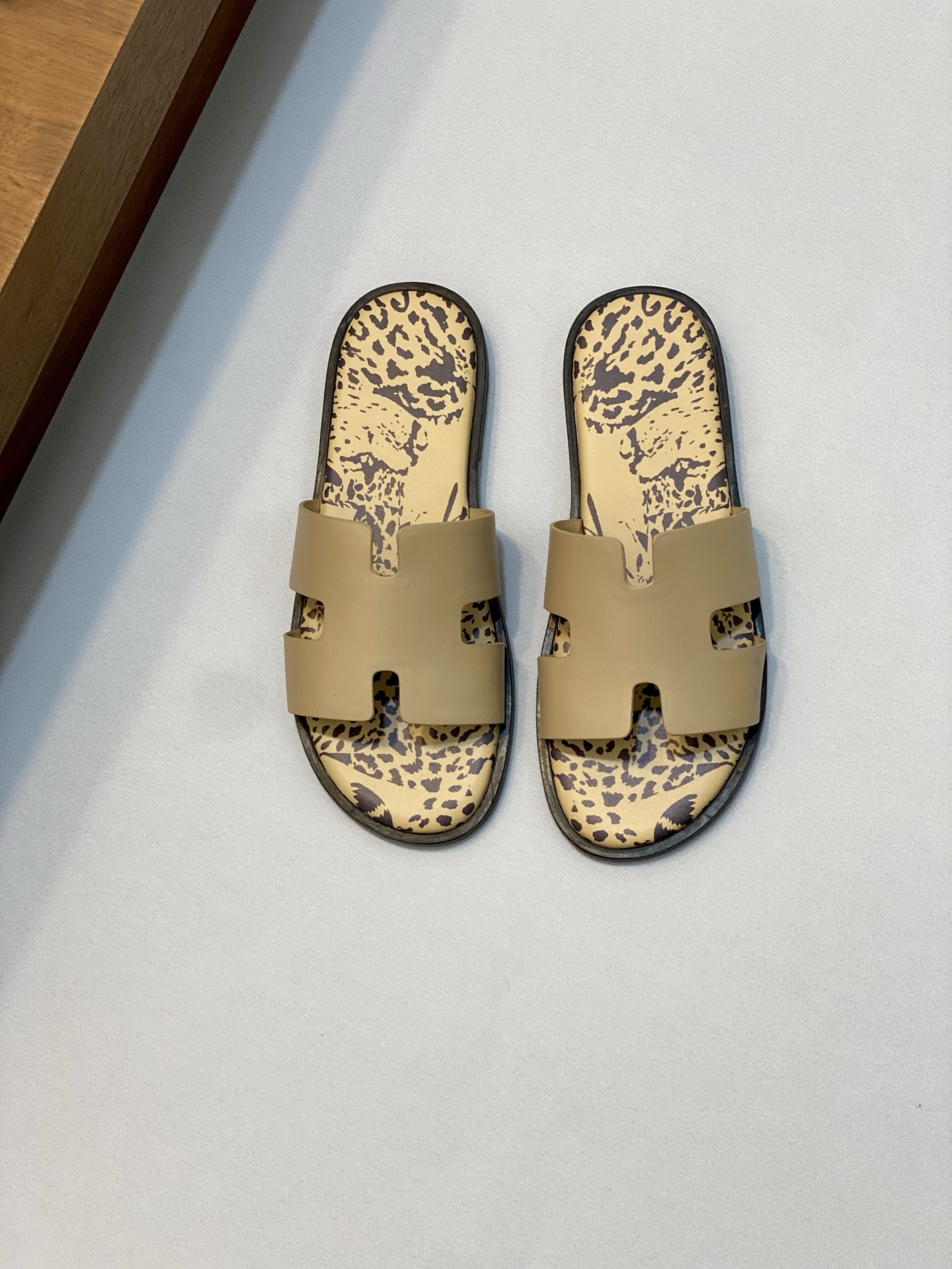 Elegant Hermes Slides for Women in Leopard Print, Sizes 39-44 2 i1742923658428 2116 0 0