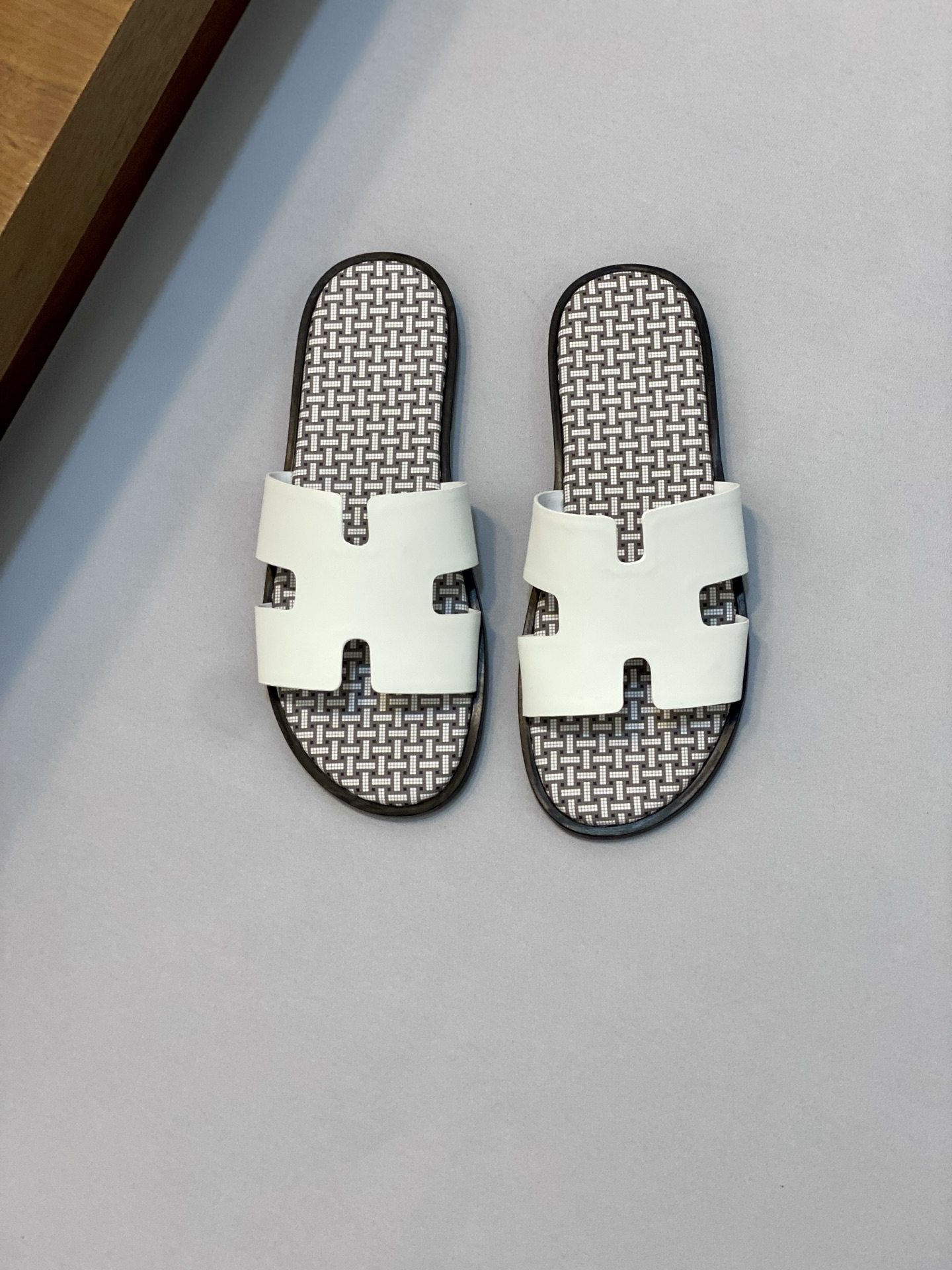 Elegant Hermes White Leather Slides - Sizes 39-44 Available Now! 1 Elegant Hermes White Leather Slides - Sizes 39-44 Available Now!