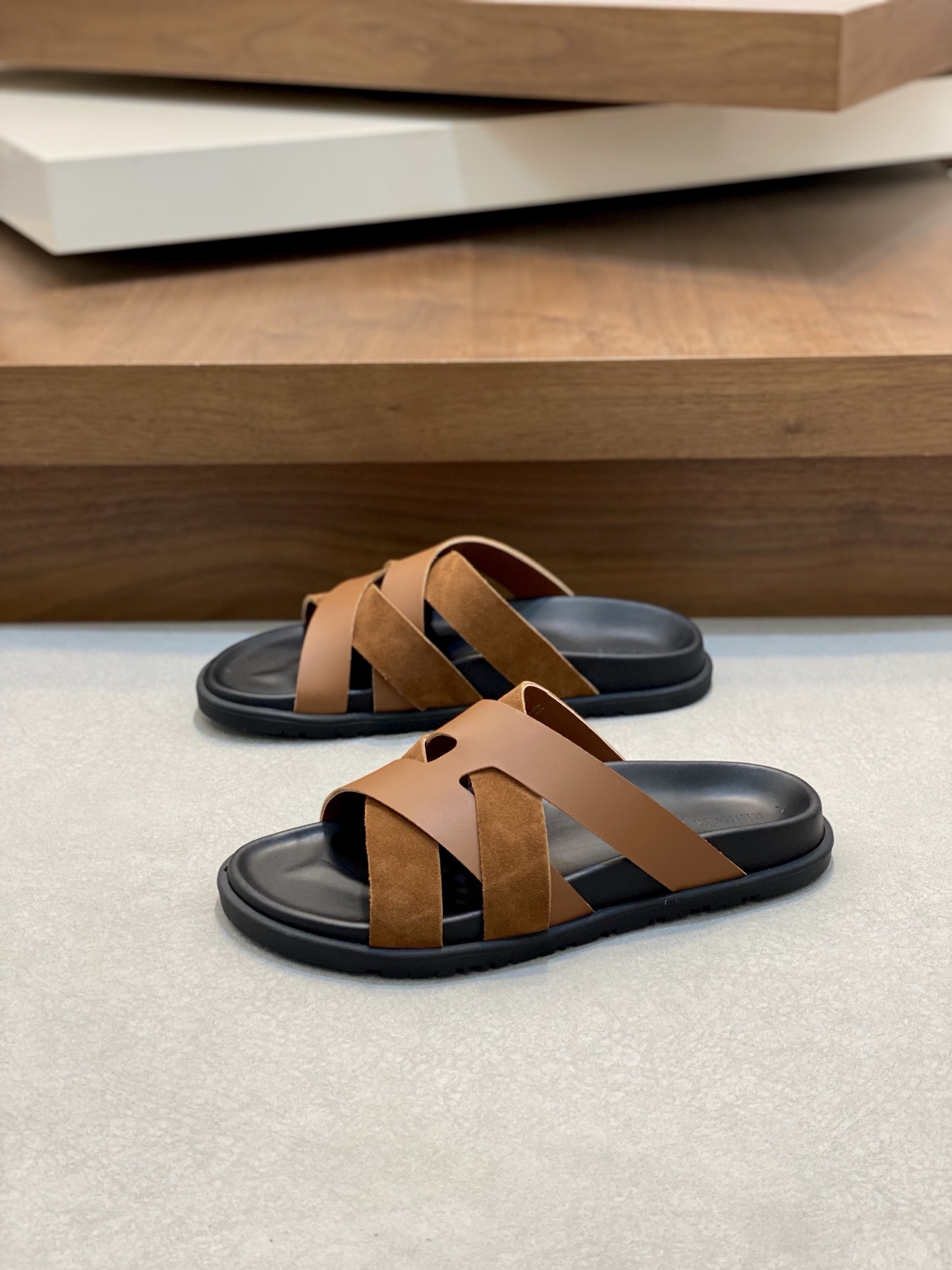 Hermès Men's Stylish Leather Cross Strap Sandals, Durable Anti-Slip Rubber Sole 4 i1742923814603 4036 0 2