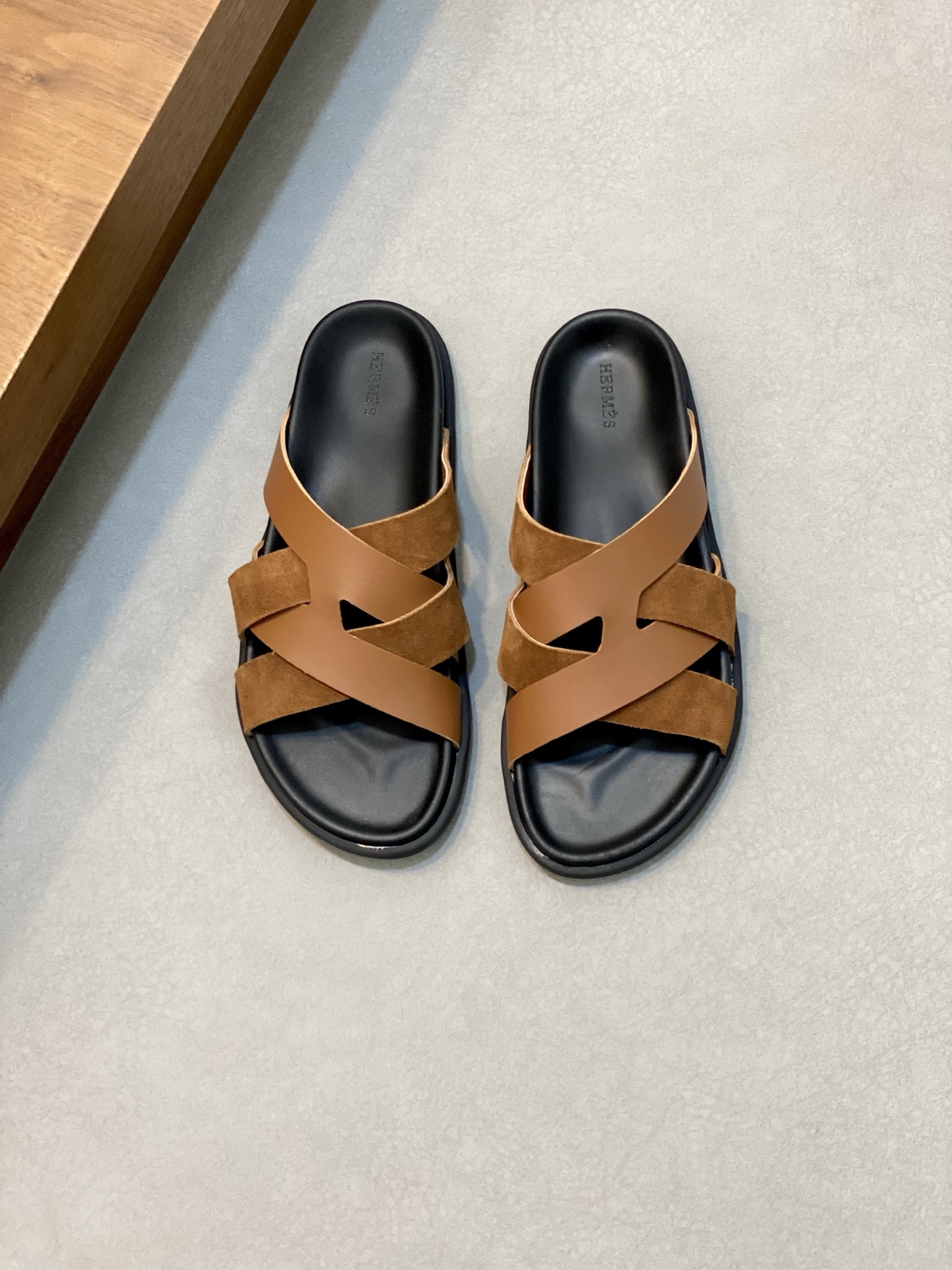 Hermès Men's Stylish Leather Cross Strap Sandals, Durable Anti-Slip Rubber Sole 2 i1742923820183 390 0 0
