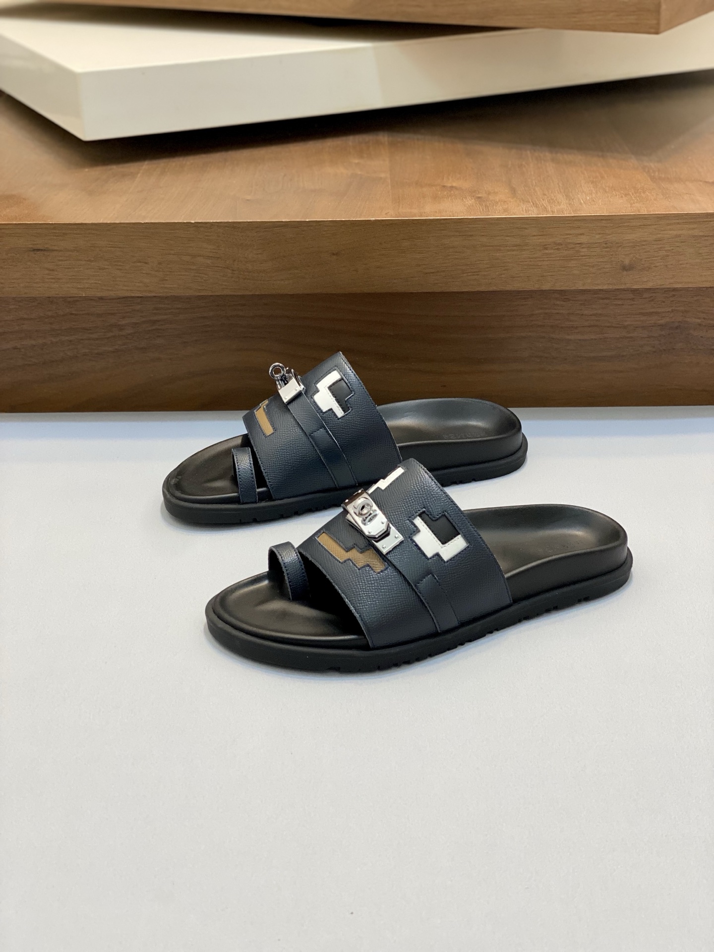 Hermès Men's Leather Slides - Stylish & Comfortable Summer Slippers 4 i1742924098882 1816 0 2
