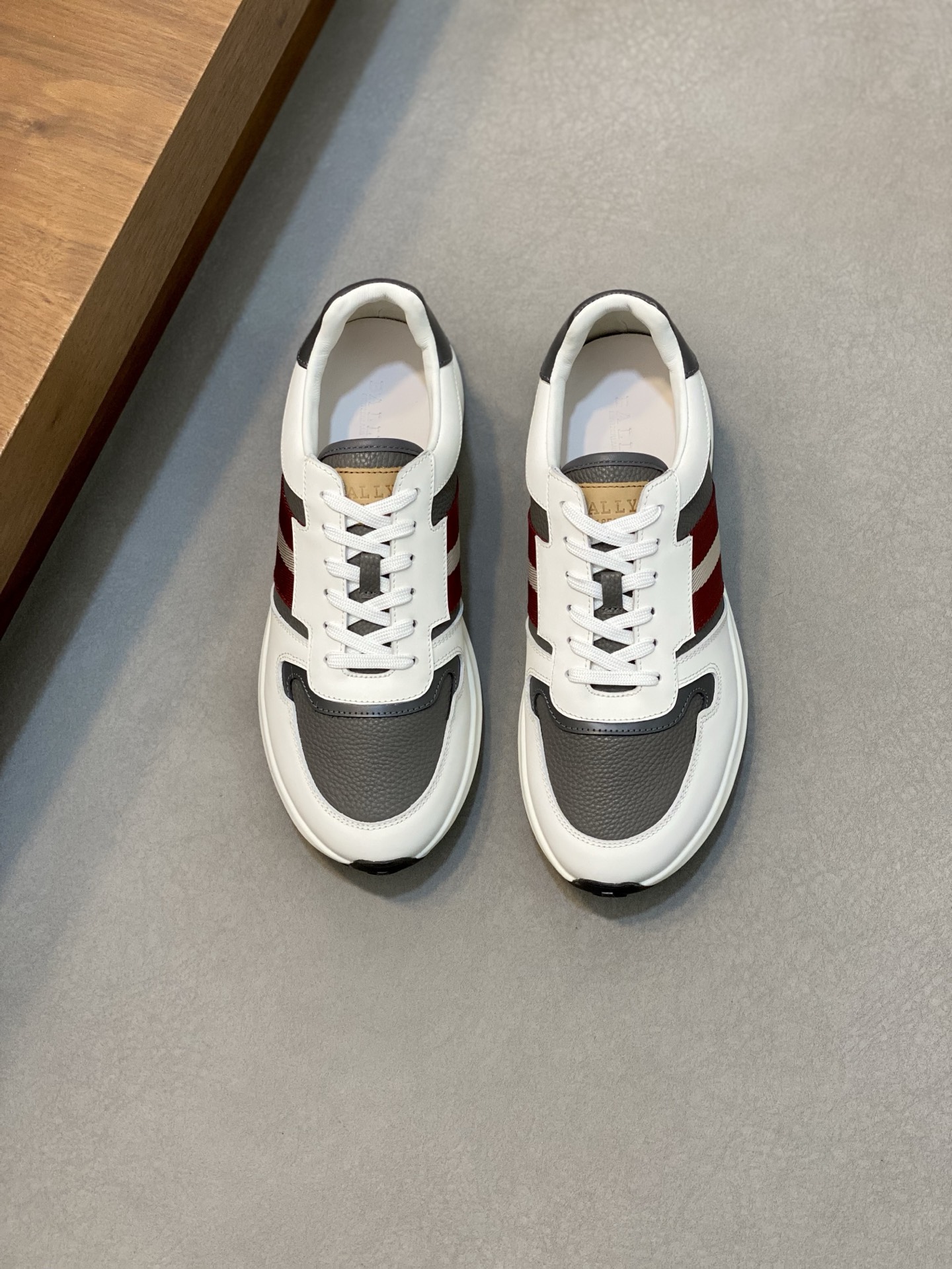 NO:222339,Brand B A L L Y original color matching code number 39-44 customized 38.45.46 Price Material Bali new men's classic casual shoes simple atmospheric super high style selection with top layer cowhide fabric with luxurious cowhide inner smooth lines light and comfortable original wear-resistant super light sole, Bali casual shoes, bally, cowhide19860909品牌B A L L Y 颜色原版配色 码数39-44定做38.45.46 价格 材质巴利新款男士 经典休闲鞋简约大气超高逼格选用头层牛皮搭配面料搭配奢华牛皮内里流畅线条轻便舒适原版 耐磨超轻大底,巴利 休闲鞋,bally,cowhide,Men's shoes